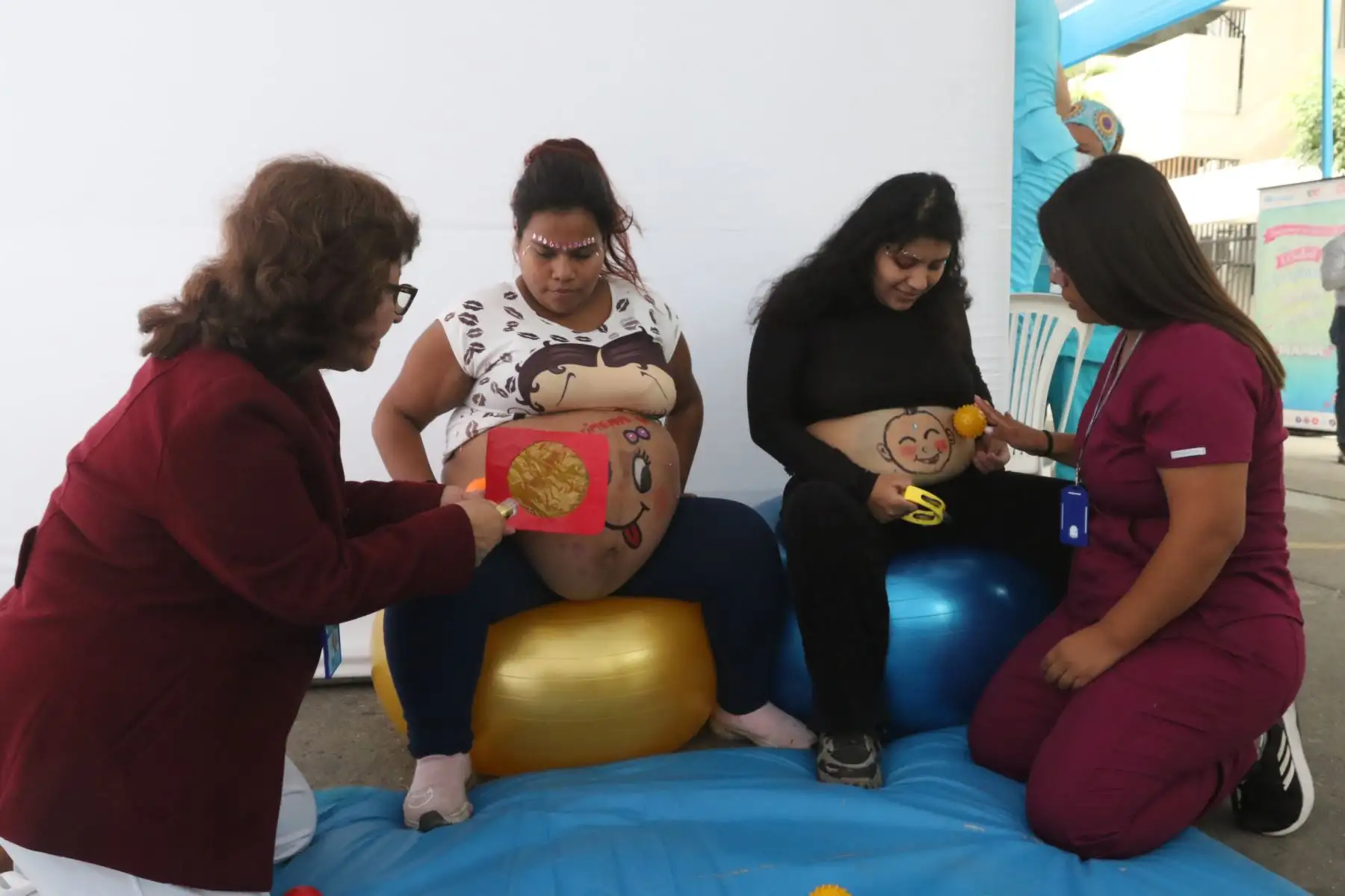 Mamitas embarazadas participarán de un divertido concurso de “barriguitas pintadas”, donde la más original se llevará un premio sorpresa. Esta actividad es parte de la campaña gratuita de salud que realiza EsSalud en el marco del Día de la Madre, dirigida a aseguradas y no aseguradas. 

Foto:ANDINA/Héctor Vinces