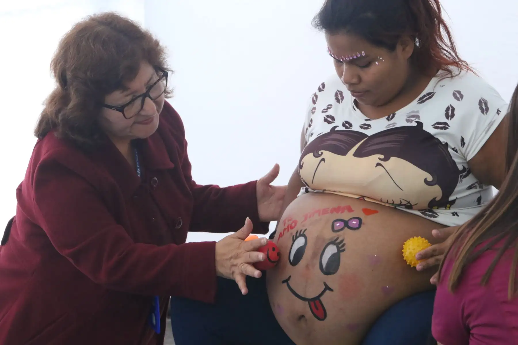 Mamitas embarazadas participaron de un divertido concurso de “barriguitas pintadas”, donde la más original se llevó un premio sorpresa. Esta actividad es parte de la campaña gratuita de salud que realiza EsSalud en el marco del Día de la Madre, dirigida a aseguradas y no aseguradas. Durante la jornada de salud, se ofrecieron servicios para Incentivar la  prevención de enfermedades en las diferentes etapas de vida de una mujer desde que decide ser madre.
Foto: ANDINA/Héctor Vinces