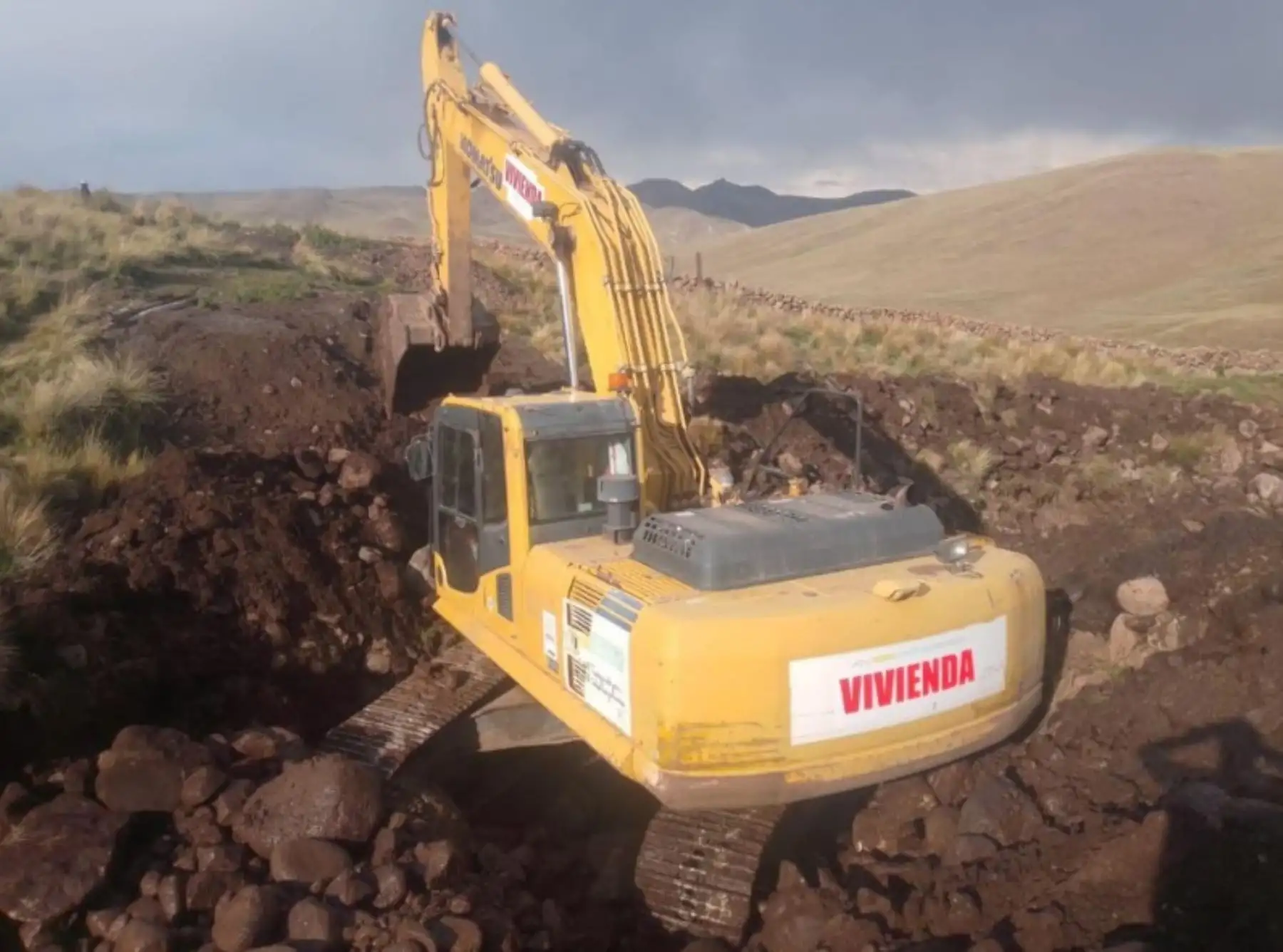 La maquinaria pesada de línea amarilla, como excavadora hidráulica y camiones, del Programa Nuestras Ciudades del MVCS, intervendrá un tramo de 1500 metros.