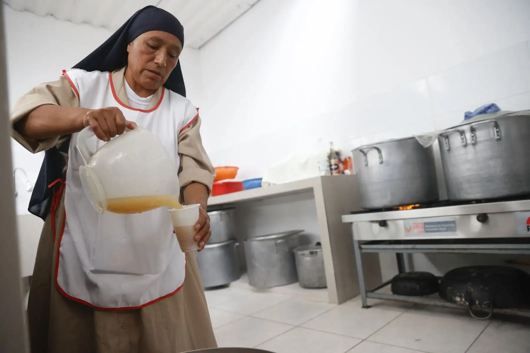 Presidenta Dina Boluarte visitó el comedor popular "Sol Naciente" que atiende a población vulnerable desde hace 25 años en Carabayllo.

Foto: ANDINA/Prensa Presidencia