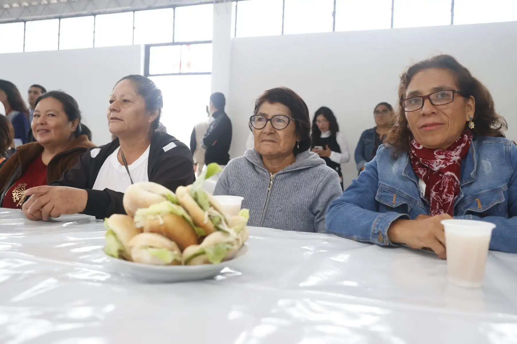 Presidenta Dina Boluarte visitó el comedor popular "Sol Naciente" que atiende a población vulnerable desde hace 25 años en Carabayllo.

Foto: ANDINA/Prensa Presidencia