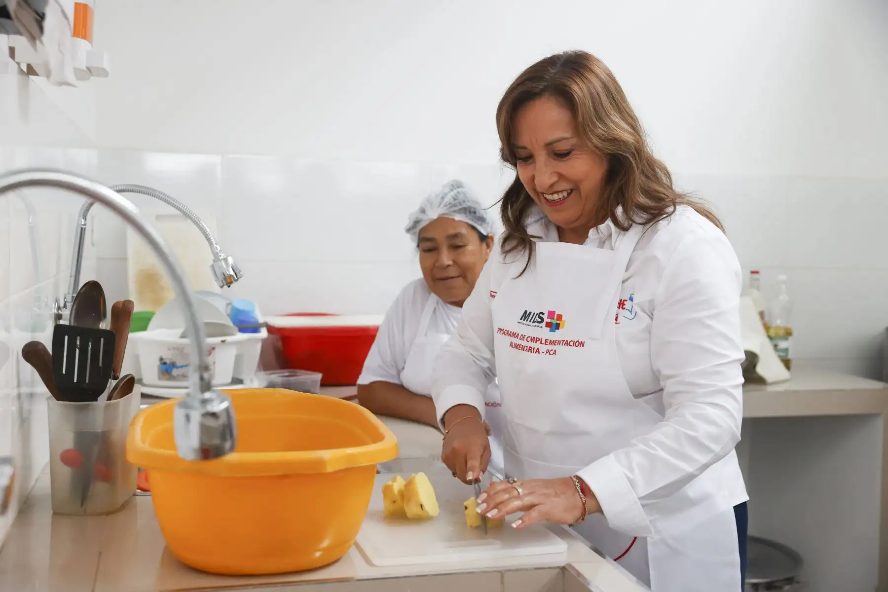 Presidenta Dina Boluarte visitó el comedor popular "Sol Naciente" que atiende a población vulnerable desde hace 25 años en Carabayllo.

Foto: ANDINA/Prensa Presidencia