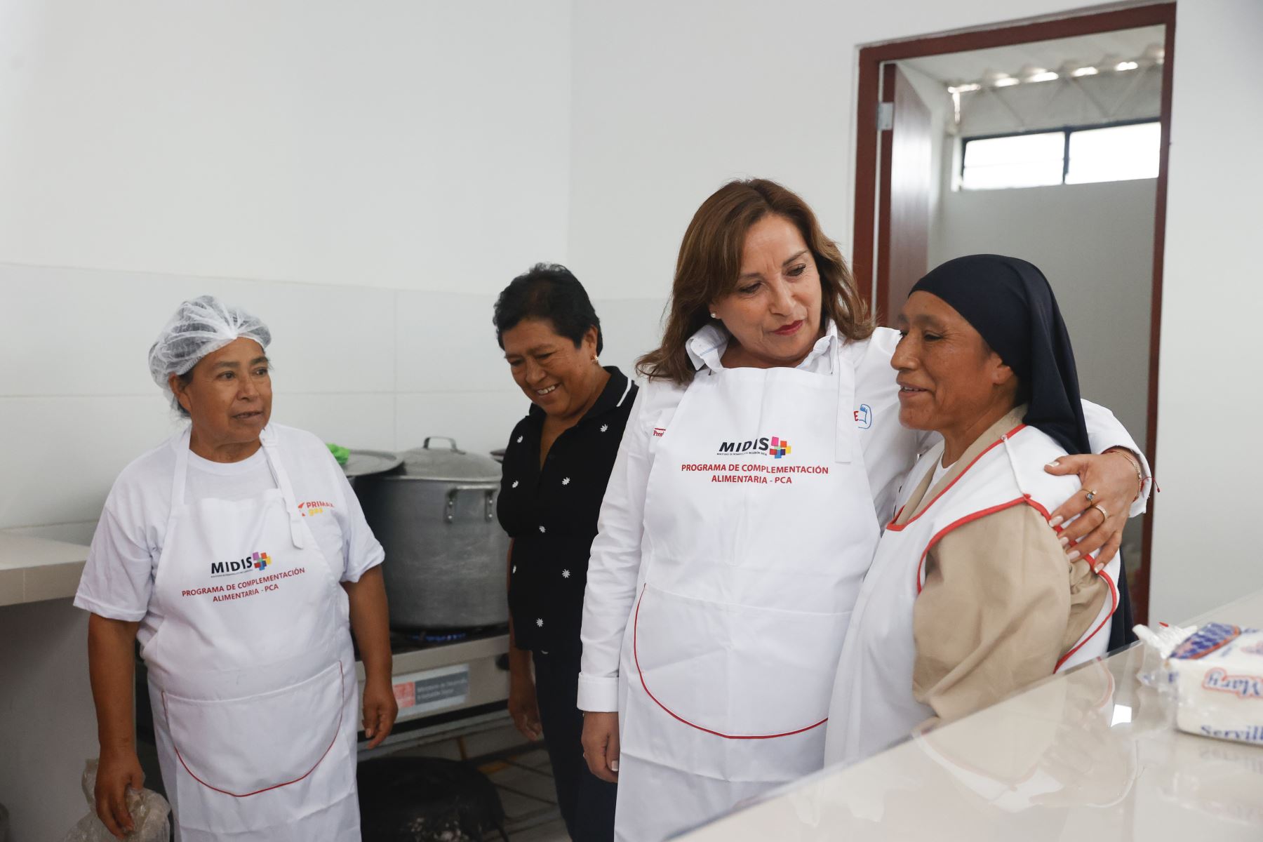 Dina Boluarte, Presidenta del Perú, en el comedor popular Sol Naciente. Foto: ANDINA/Prensa Presidencia.