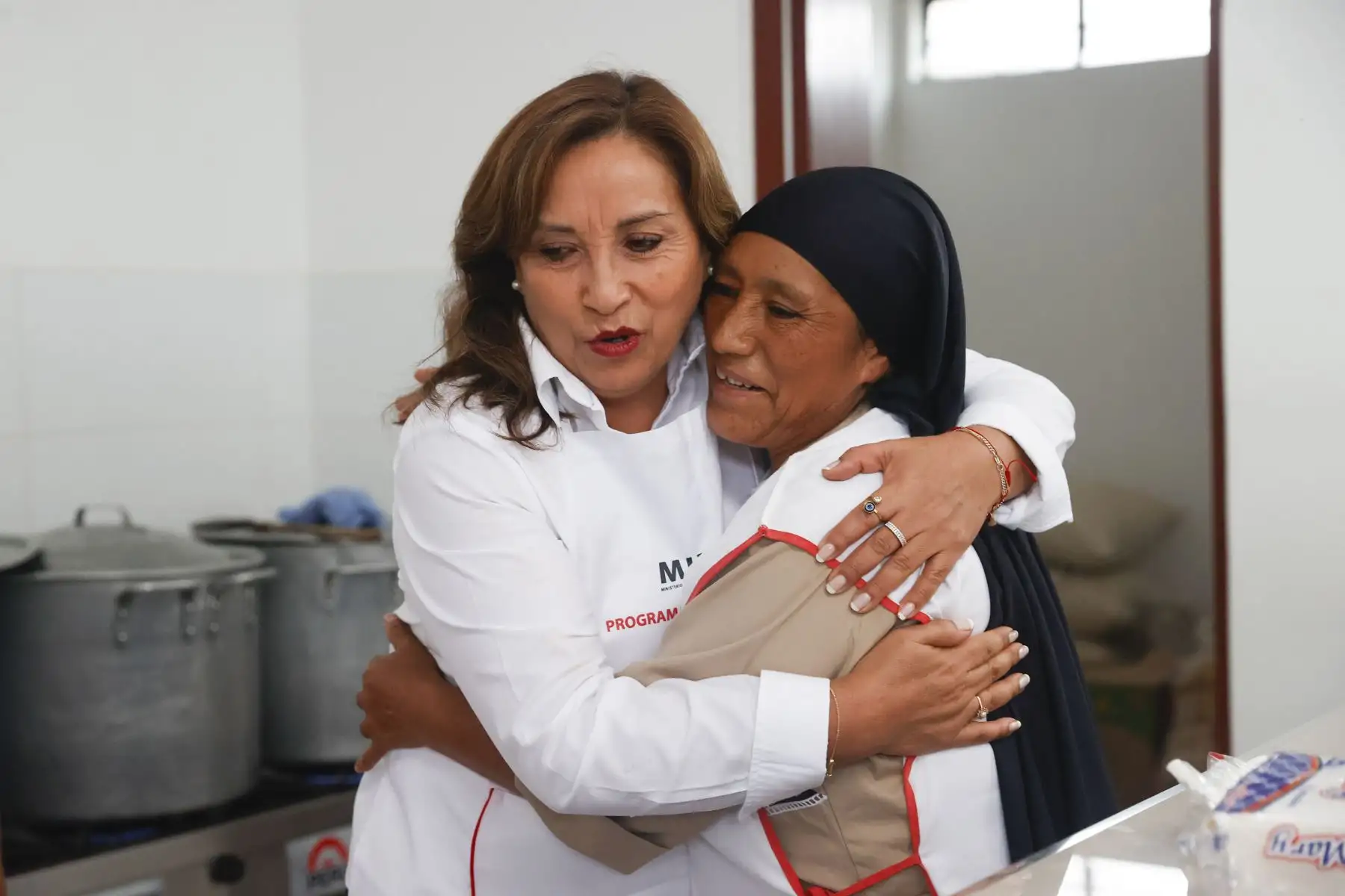 Presidenta Dina Boluarte visitó el comedor popular "Sol Naciente" que atiende a población vulnerable desde hace 25 años en Carabayllo.

Foto: ANDINA/Prensa Presidencia