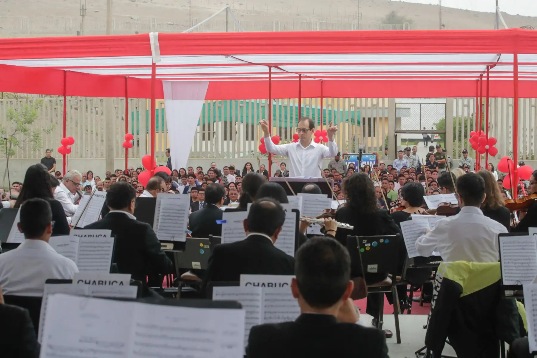 Internos del Establecimiento Penitenciario Ancón II pudieron abrazarse con sus madres y esposas durante una actividad cultural organizada por el Instituto Nacional Penitenciario (Inpe) con ocasión del Día de la Madre (domingo 14 de mayo). La celebración incluyó un recital didáctico a cargo de la Orquestra Sinfónica Nacional.

Foto: ANDINA/Juan Carlos Guzmán