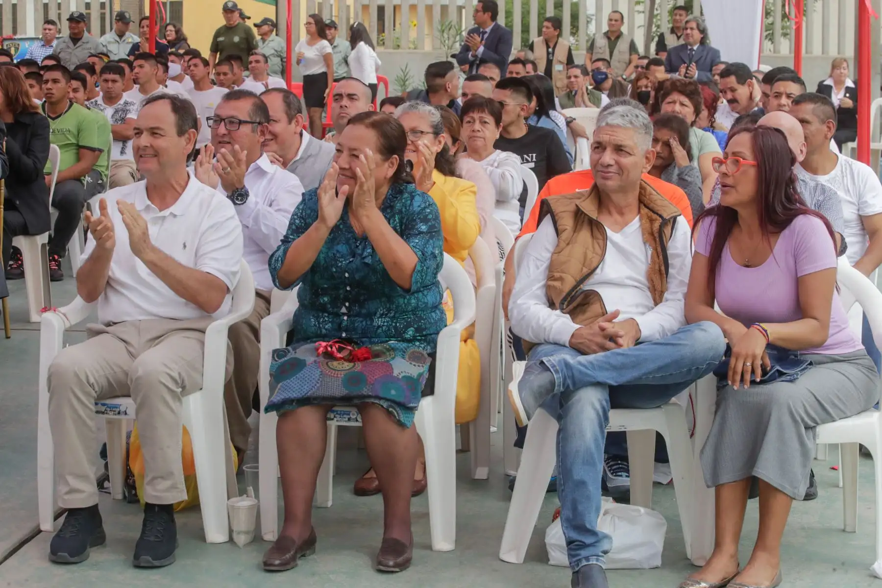 Internos del Establecimiento Penitenciario Ancón II pudieron abrazarse con sus madres y esposas durante una actividad cultural organizada por el Instituto Nacional Penitenciario (Inpe) con ocasión del Día de la Madre (domingo 14 de mayo). La celebración incluyó un recital didáctico a cargo de la Orquestra Sinfónica Nacional.

Foto: ANDINA/Juan Carlos Guzmán