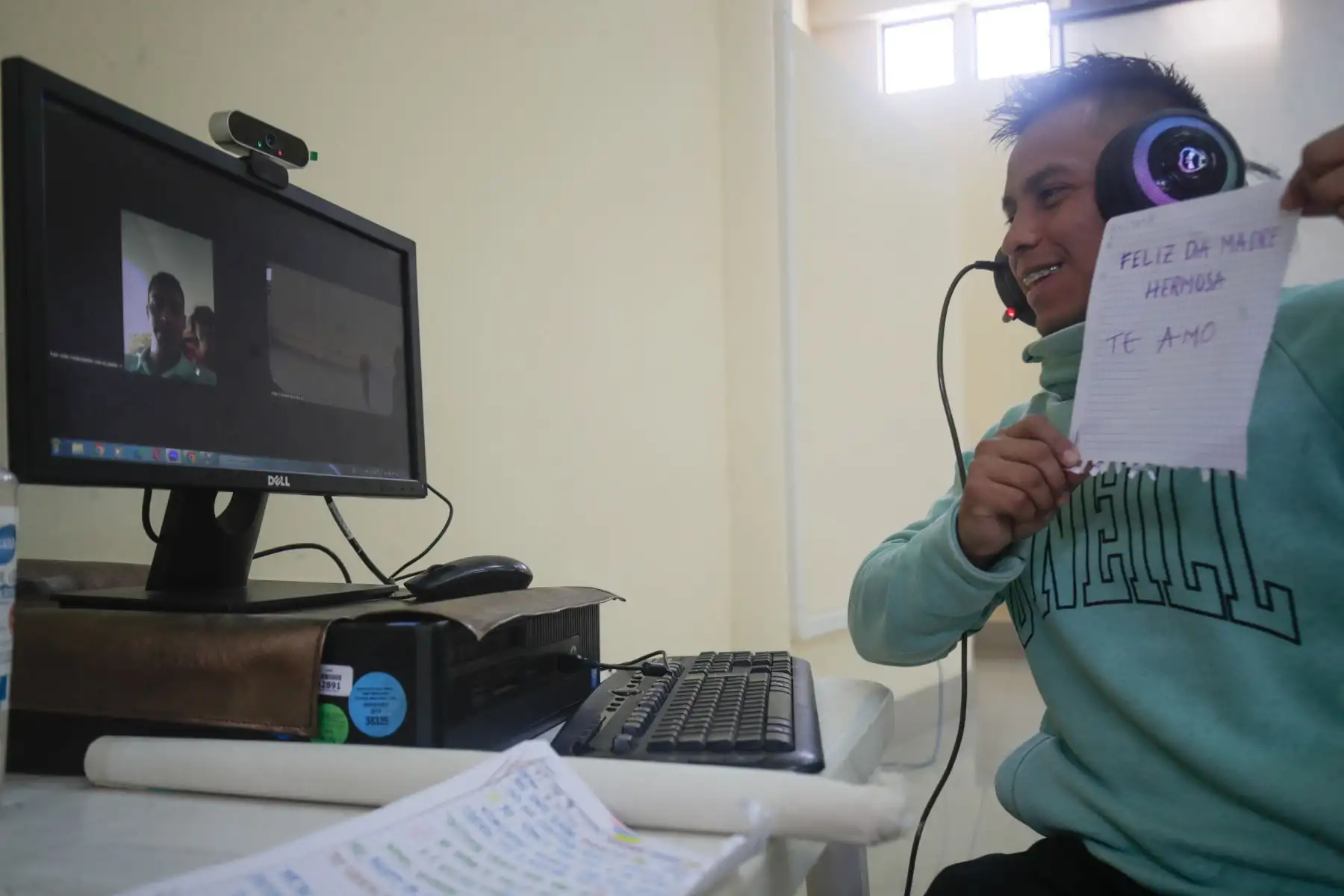Algunos internos de nacionalidad extranjera tuvieron la oportunidad de conectarse virtualmente con sus madres y esposas para poder compartir un momento de felicidad con emotivos mensajes.
Foto: ANDINA/Juan Carlos Guzmán