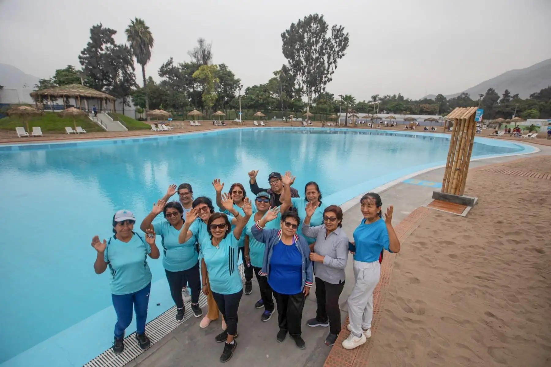 El alcalde de Lima, Rafael López Aliaga, inauguró el día de hoy, la primera playa artificial urbana en el Club Metropolitano Wiracocha en el distrito de San Juan de Lurigancho, donde más de un millón de habitantes de Lima Este podrán disfrutar de este espacio recreativo a costo social; el cual cuenta con sombrillas, palmeras, botes para paseos, cancha para deportes y se encuentra totalmente habilitado para recibir a las familias.

Foto: ANDINA/MUNLima
