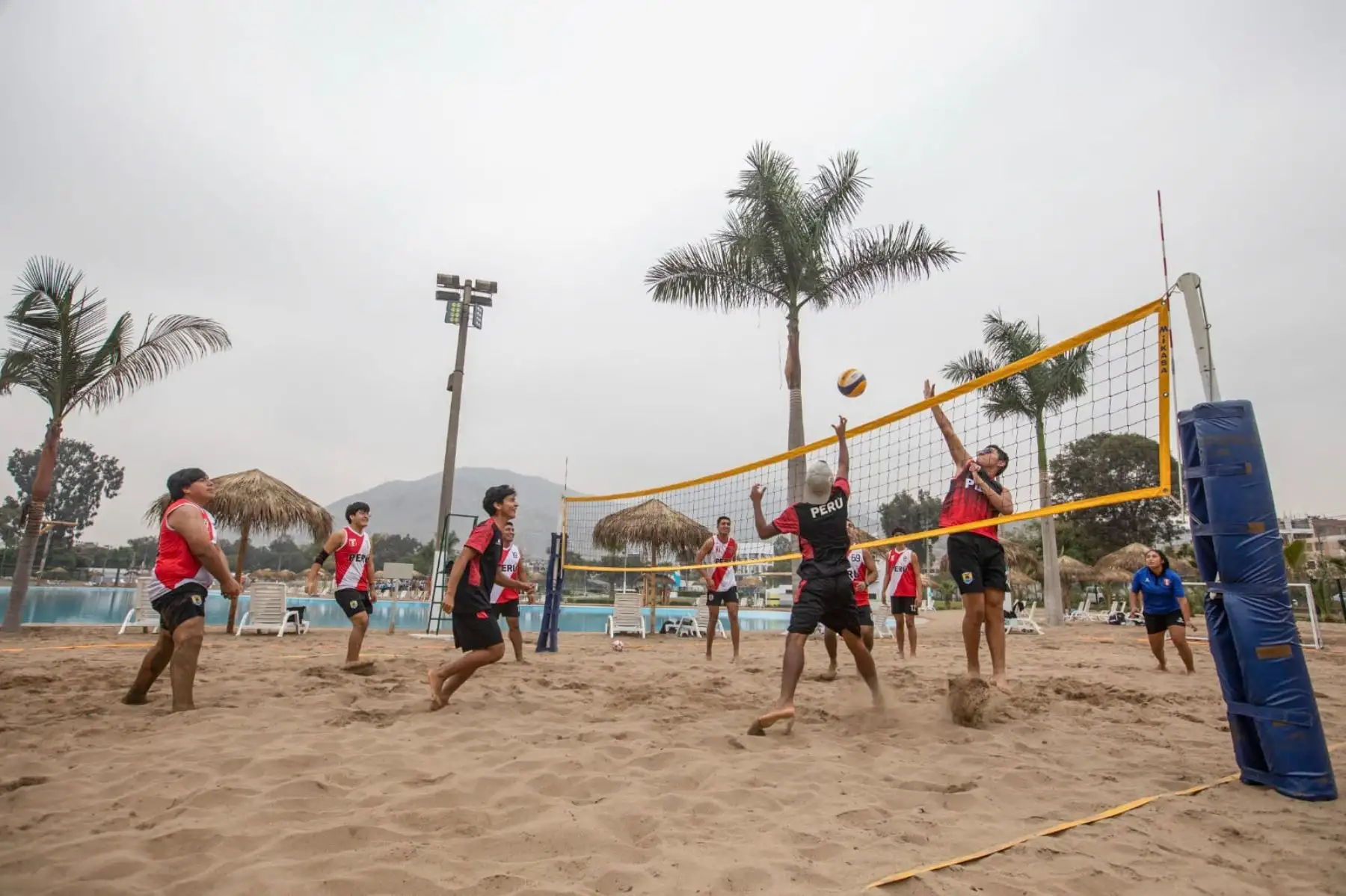 El alcalde de Lima, Rafael López Aliaga, inauguró el día de hoy, la primera playa artificial urbana en el Club Metropolitano Wiracocha en el distrito de San Juan de Lurigancho, donde más de un millón de habitantes de Lima Este podrán disfrutar de este espacio recreativo a costo social; el cual cuenta con sombrillas, palmeras, botes para paseos, cancha para deportes y se encuentra totalmente habilitado para recibir a las familias.

Foto: ANDINA/MUNLima