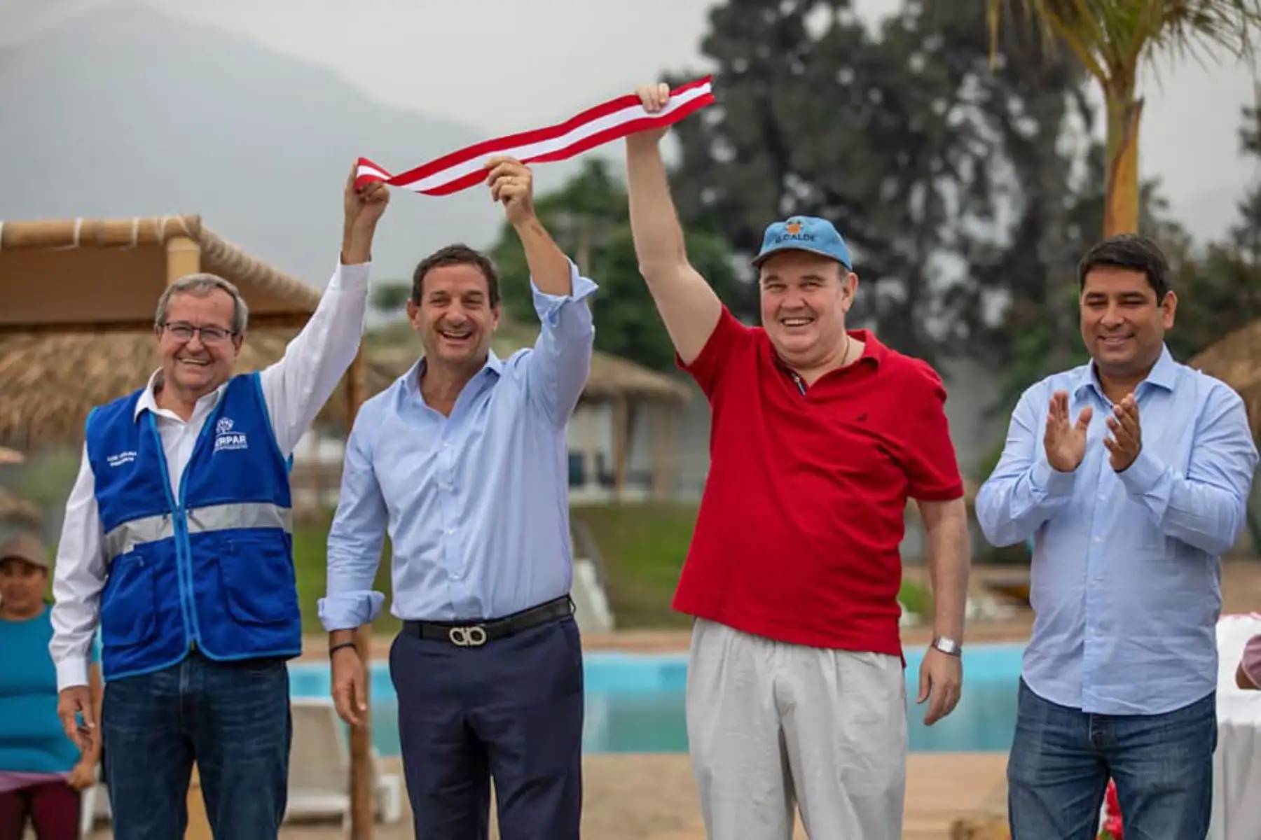 El alcalde de Lima, Rafael López Aliaga, inauguró el día de hoy, la primera playa artificial urbana en el Club Metropolitano Wiracocha en el distrito de San Juan de Lurigancho, donde más de un millón de habitantes de Lima Este podrán disfrutar de este espacio recreativo a costo social; el cual cuenta con sombrillas, palmeras, botes para paseos, cancha para deportes y se encuentra totalmente habilitado para recibir a las familias.

Foto: ANDINA/MUNLima