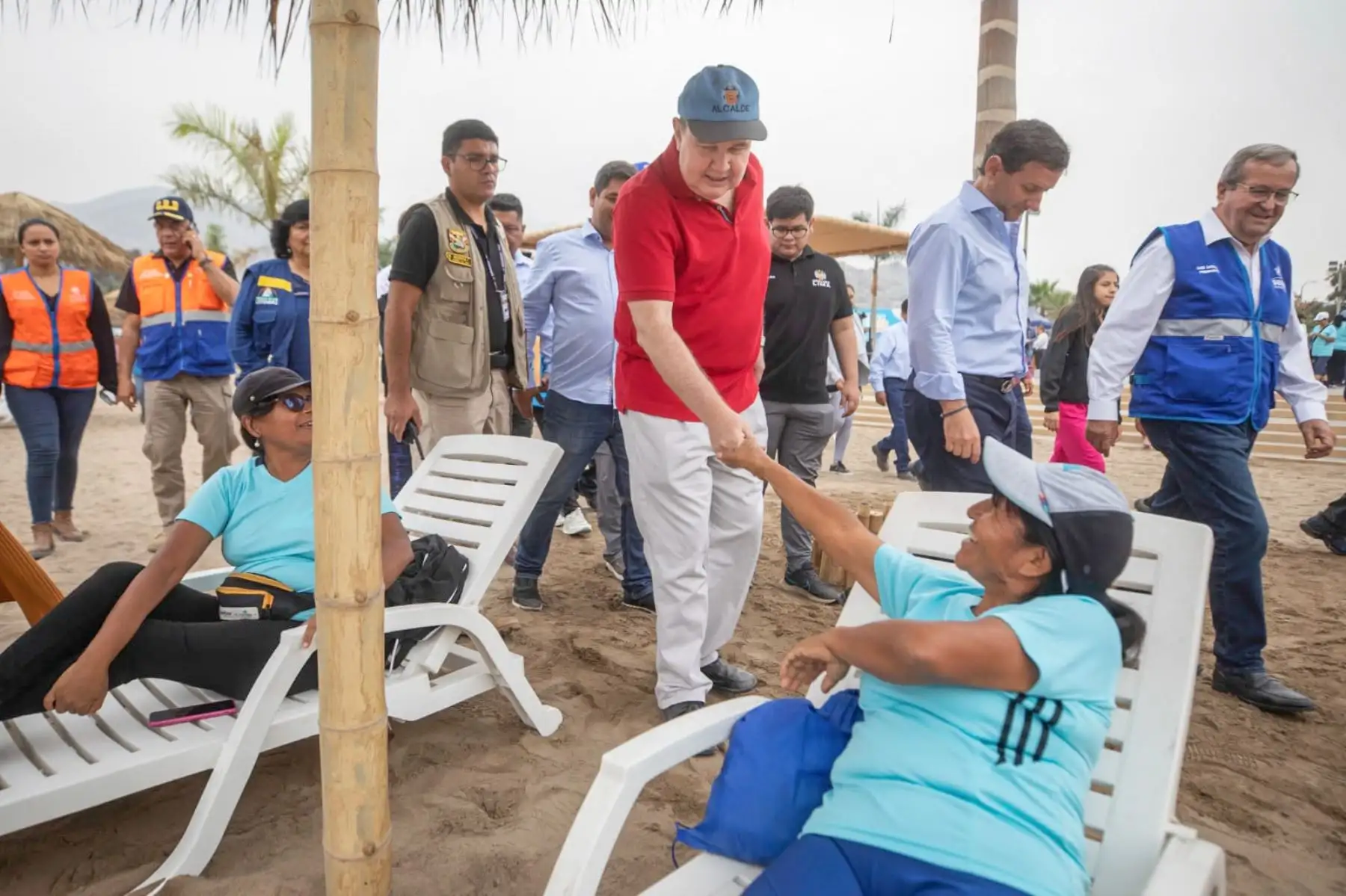 El alcalde de Lima, Rafael López Aliaga, inauguró el día de hoy, la primera playa artificial urbana en el Club Metropolitano Wiracocha en el distrito de San Juan de Lurigancho, donde más de un millón de habitantes de Lima Este podrán disfrutar de este espacio recreativo a costo social; el cual cuenta con sombrillas, palmeras, botes para paseos, cancha para deportes y se encuentra totalmente habilitado para recibir a las familias.

Foto: ANDINA/MUNLima