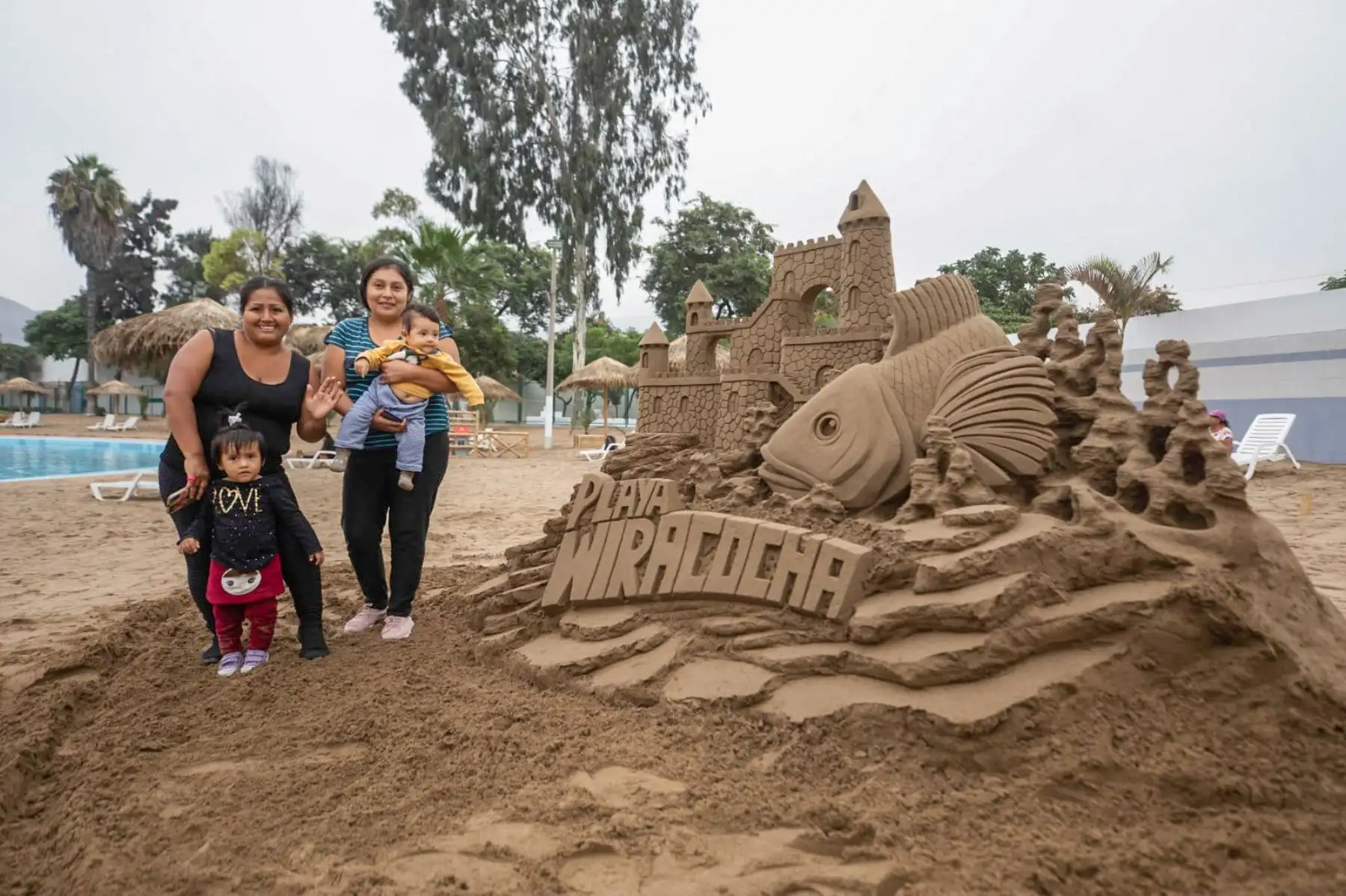 El alcalde de Lima, Rafael López Aliaga, inauguró el día de hoy, la primera playa artificial urbana en el Club Metropolitano Wiracocha en el distrito de San Juan de Lurigancho, donde más de un millón de habitantes de Lima Este podrán disfrutar de este espacio recreativo a costo social; el cual cuenta con sombrillas, palmeras, botes para paseos, cancha para deportes y se encuentra totalmente habilitado para recibir a las familias.

Foto: ANDINA/MUNLima