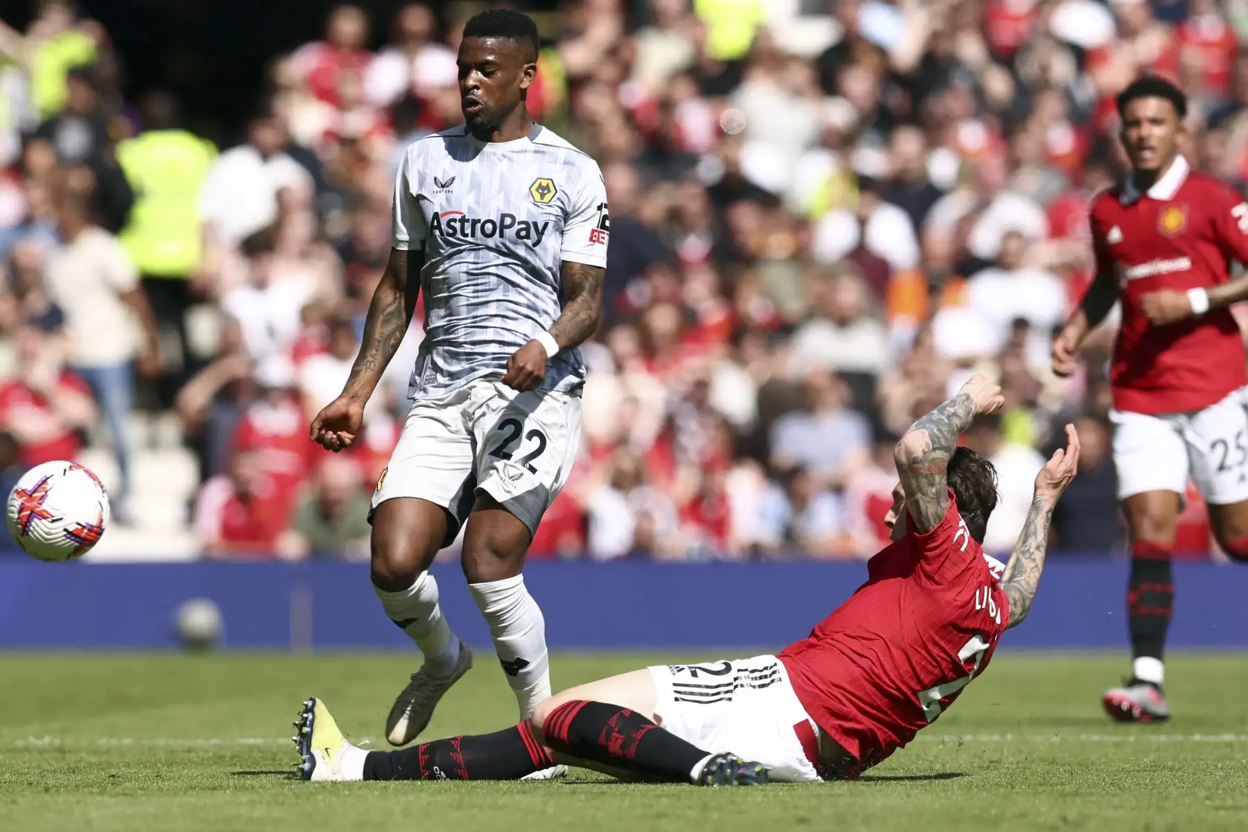 El defensor inglés del Manchester United, Luke Shaw , comete una falta contra el defensor portugués de los Wolverhampton Wanderers, Nelson Semedo, durante el partido de fútbol de la Premier League inglesa entre el Manchester United y el Wolverhampton Wanderers en Old Trafford en Manchester. Foto:ANDINA / AFP