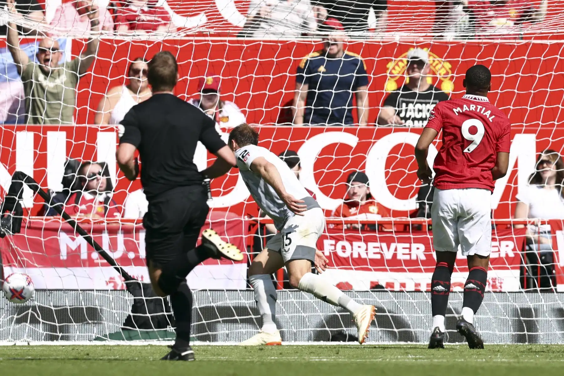 El delantero francés del Manchester United, Anthony Martial , anota el primer gol de su equipo durante el partido de fútbol de la Premier League inglesa entre el Manchester United. Foto:ANDINA/AFP