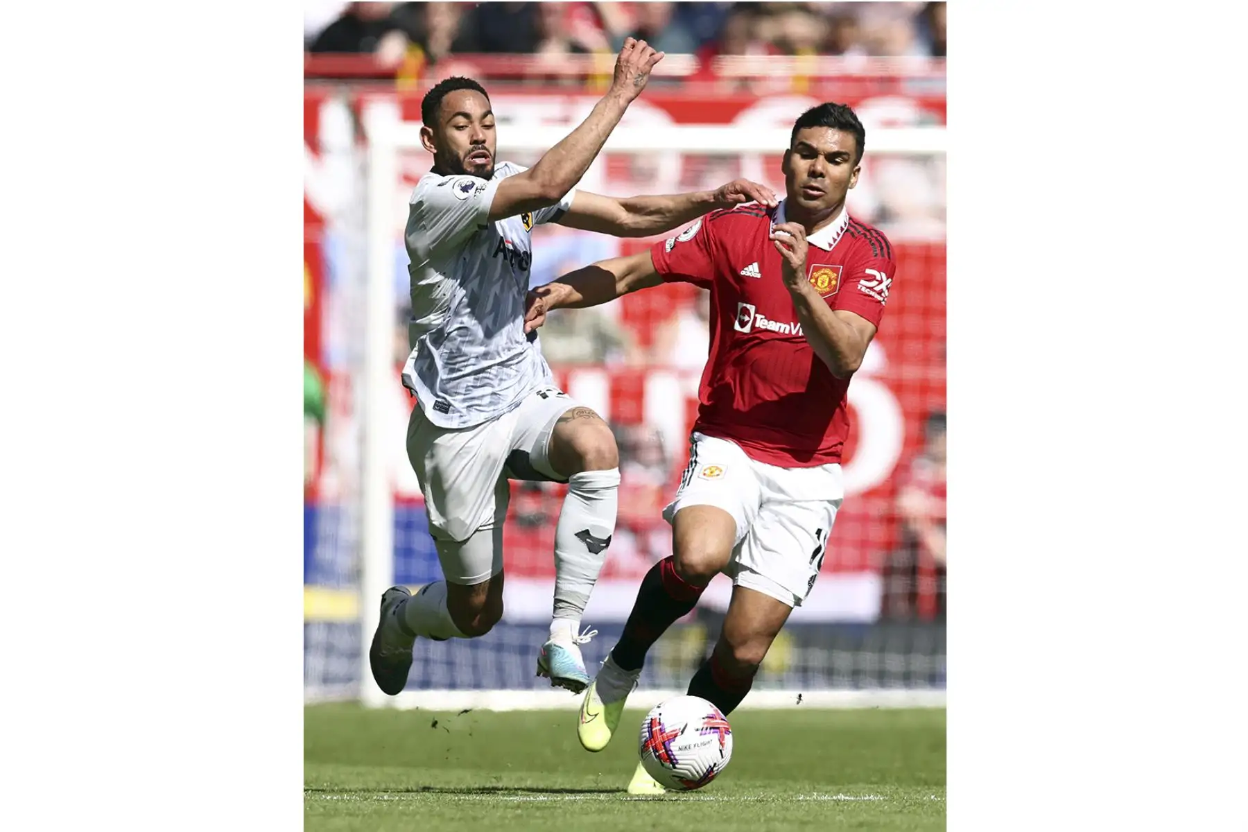El delantero brasileño de Wolverhampton Wanderers, Matheus Cunha, es desafiado por el mediocampista brasileño del Manchester United, Casemiro, durante el partido de fútbol de la Premier League inglesa entre el Manchester United y el Wolverhampton Wanderers en Old Trafford en Manchester. Foto:ANDINA/AFP