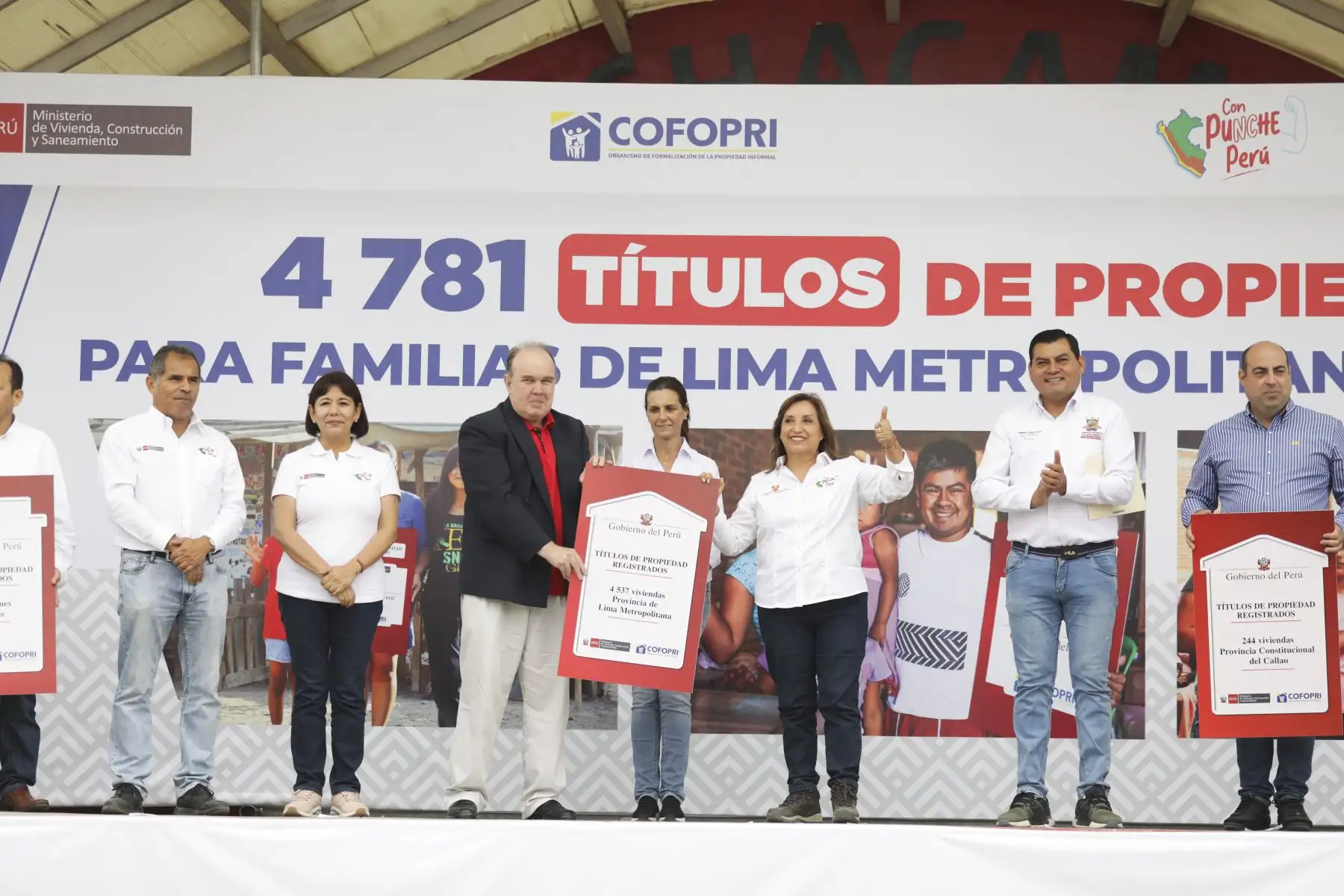 La presidenta de la República, Dina Boluarte, participa hoy de la ceremonia de entrega de 4,781 títulos de propiedad de vivienda y equipamiento urbano para Lima Metropolitana y el Callao.
Foto:ANDINA/Vivienda