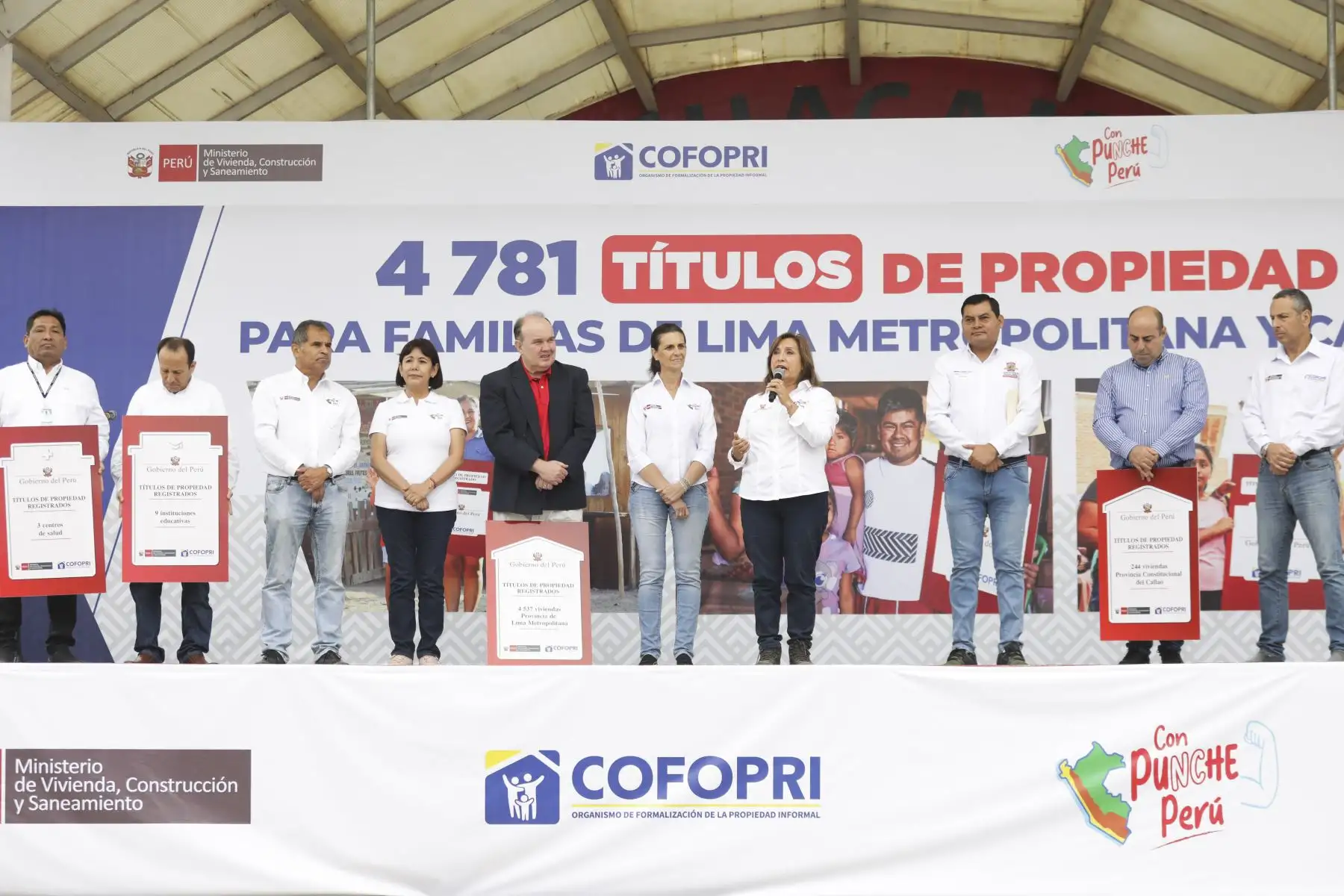 La presidenta de la República, Dina Boluarte, participa hoy de la ceremonia de entrega de 4,781 títulos de propiedad de vivienda y equipamiento urbano para Lima Metropolitana y el Callao.
Foto:ANDINA/Vivienda