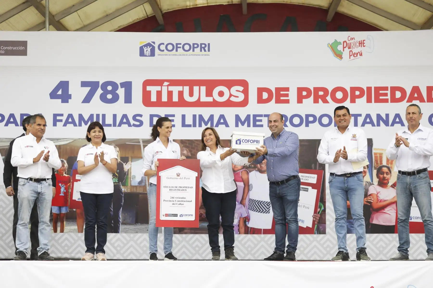 La presidenta de la República, Dina Boluarte, participa hoy de la ceremonia de entrega de 4,781 títulos de propiedad de vivienda y equipamiento urbano para Lima Metropolitana y el Callao.
Foto:ANDINA/Vivienda