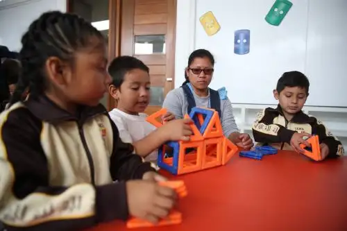 La migración de estudiantes de servicios educativos privados a públicos tuvo su pico más alto precisamente en el período interanual 2019-2020, con un total de 356 241 estudiantes que se trasladaron.