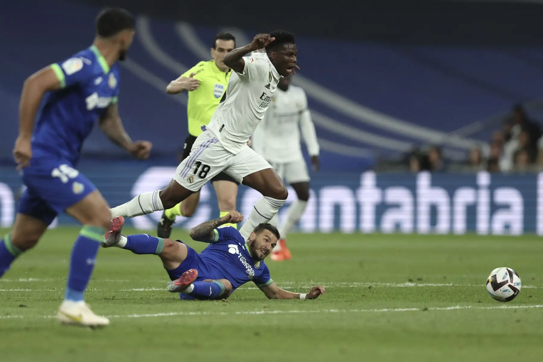 El defensa francés del Real Madrid Aurelien Tchouameni compite con el delantero español del Getafe Portu durante el partido de fútbol de la liga española entre el Real Madrid CF y el Getafe CF. Foto:ANDINA/AFP