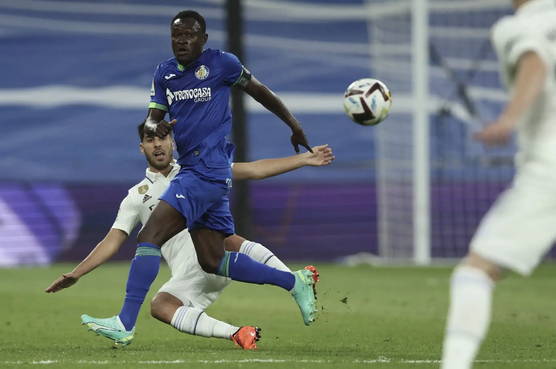 El centrocampista español del Real Madrid, Marco Asensio, compite con el defensa togolés del Getafe, Djene Dakonam, durante el partido de fútbol de la liga española entre el Real Madrid CF y el Getafe CF. Foto:ANDINA/ AFP