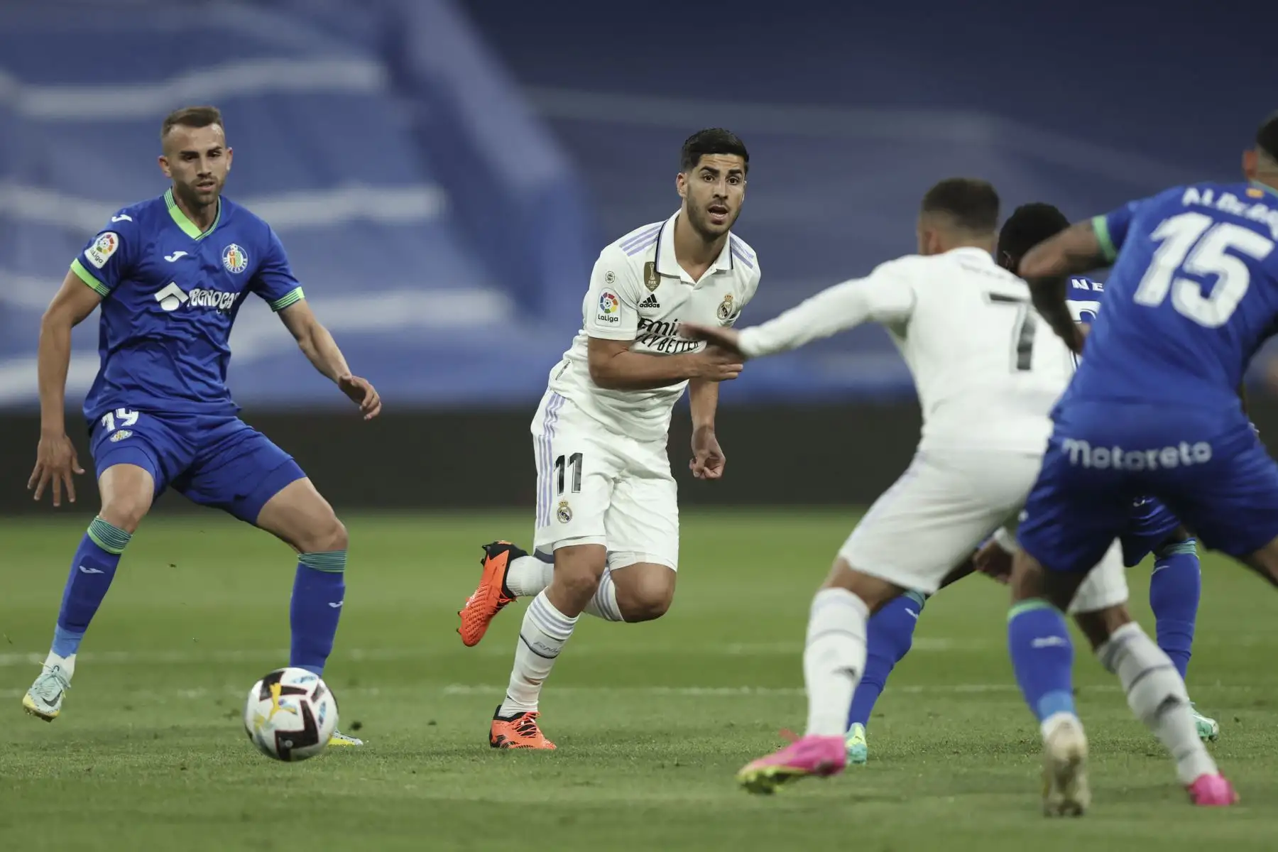 El centrocampista español del Real Madrid, Marco Asensio, compite con el delantero español del Getafe, Borja Mayoral, durante el partido de fútbol de la liga española entre el Real Madrid CF y el Getafe CF: Foto:ANDINA/AFP