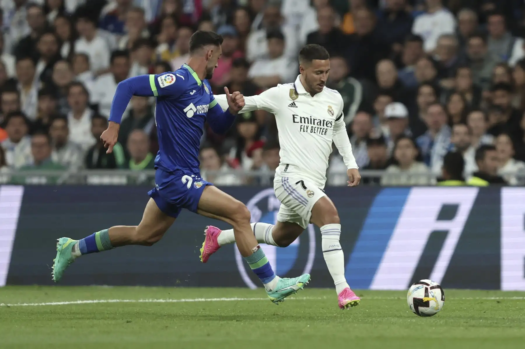El defensa español del Getafe, Juan Iglesias, compite con el delantero belga del Real Madrid, Eden Hazard, durante el partido de fútbol de la liga española entre el Real Madrid CF y el Getafe CF. Foto:ANDINA/ AFP