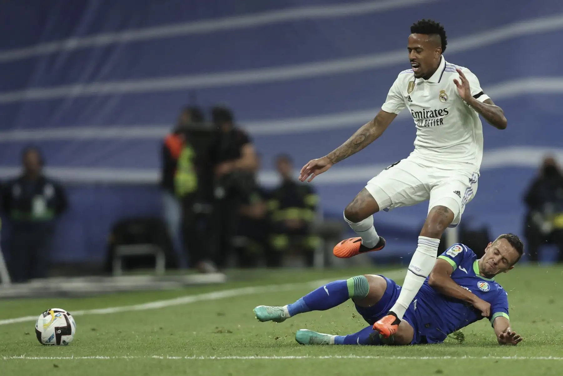 El defensa brasileño del Real Madrid Eder Militao compite con el mediocampista serbio del Getafe Nemanja Maksimovic durante el partido de fútbol de la liga española entre el Real Madrid CF y el Getafe CF. Foto:ANDINA/AFP