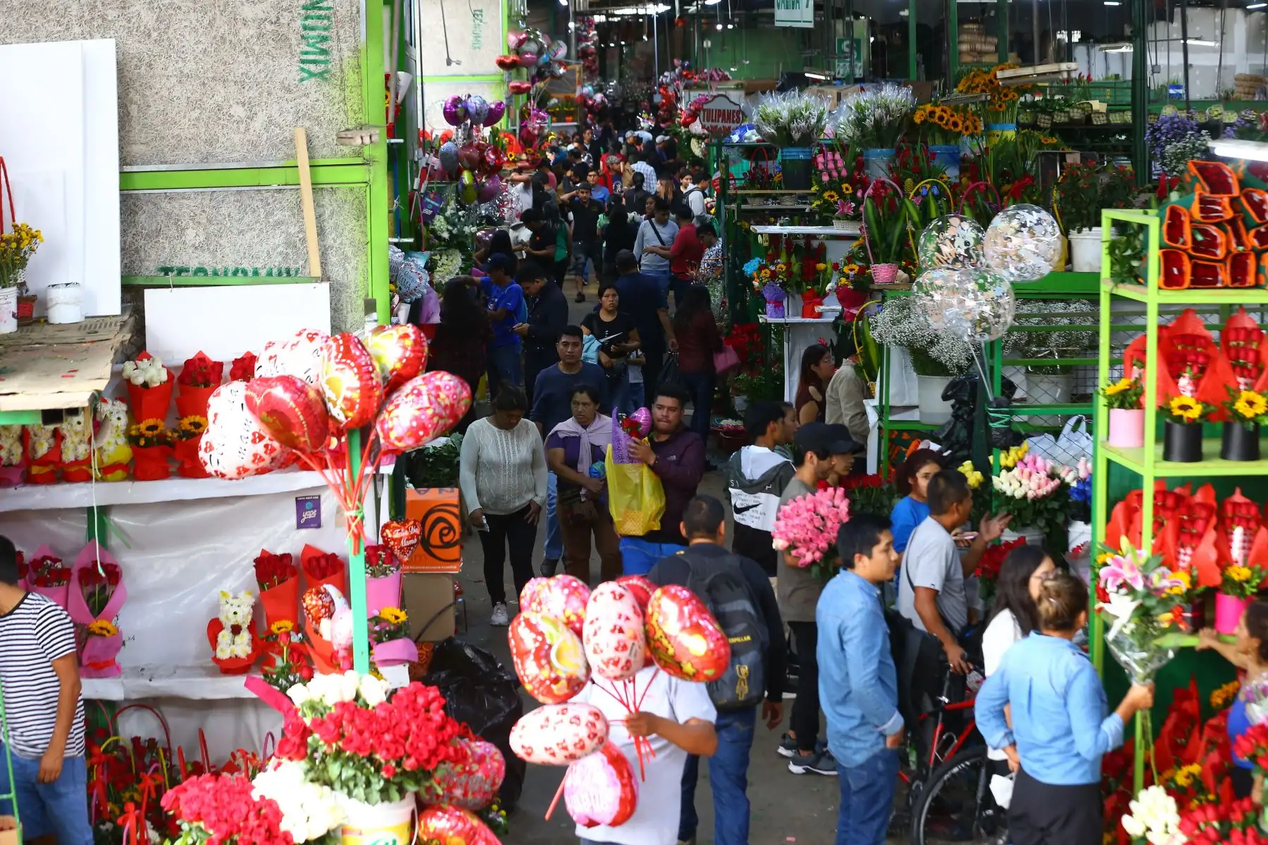 A un día de la celebración por el "Día de la Madre" 
 cientos de limeños  hacen sus compras en el Mercado de Flores del Rímac
Foto: ANDINA/Eddy Ramos