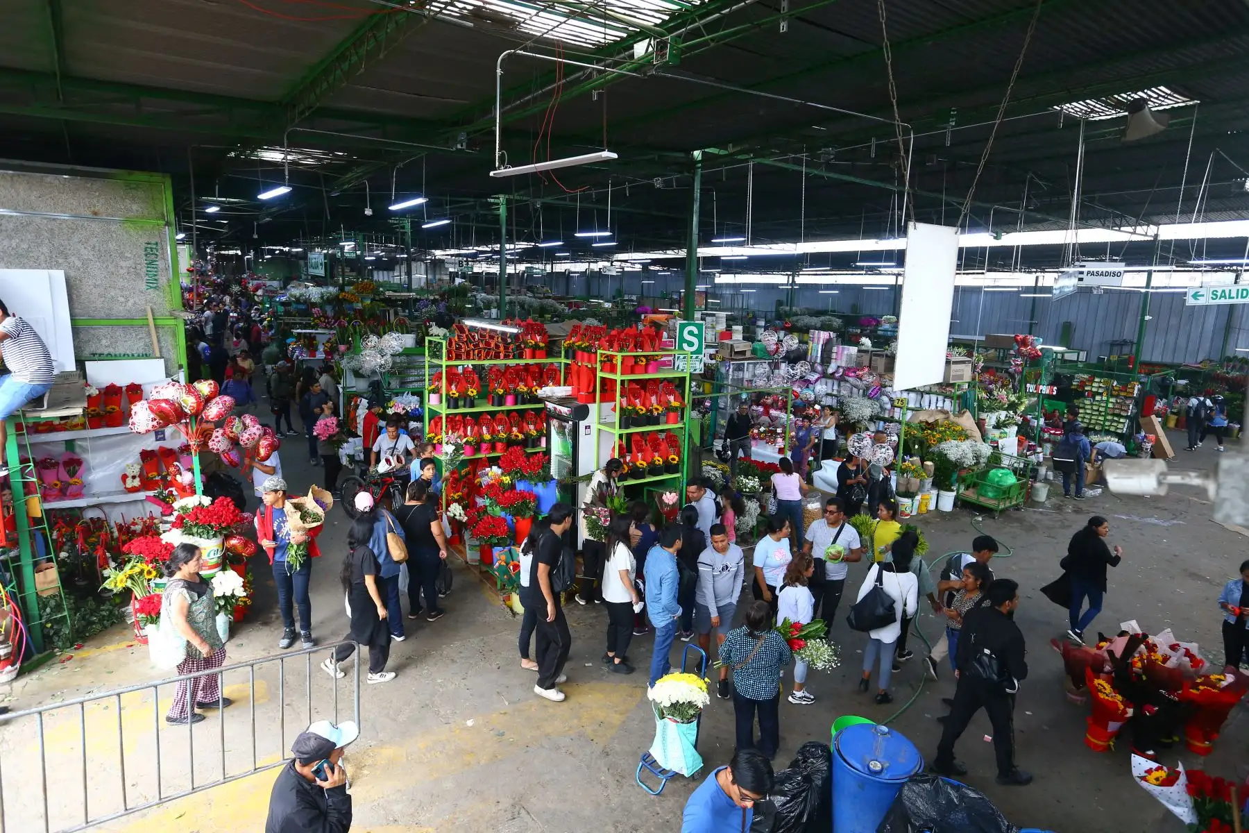 A un día de la celebración por el "Día de la Madre" 
 cientos de limeños  hacen sus compras en el Mercado de Flores del Rímac
Foto: ANDINA/Eddy Ramos