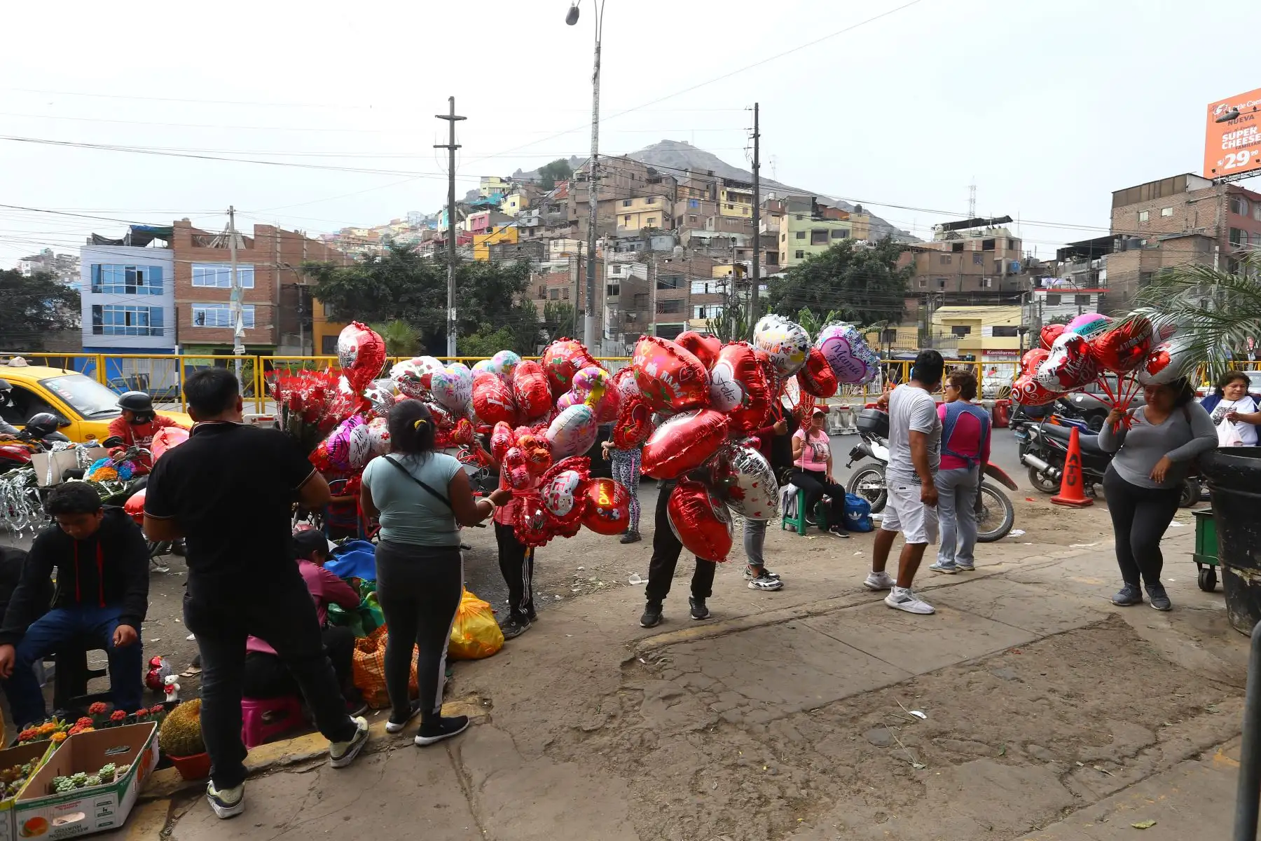 A un día de la celebración por el "Día de la Madre" 
 cientos de limeños  hacen sus compras en el Mercado de Flores del Rímac
Foto: ANDINA/Eddy Ramos
