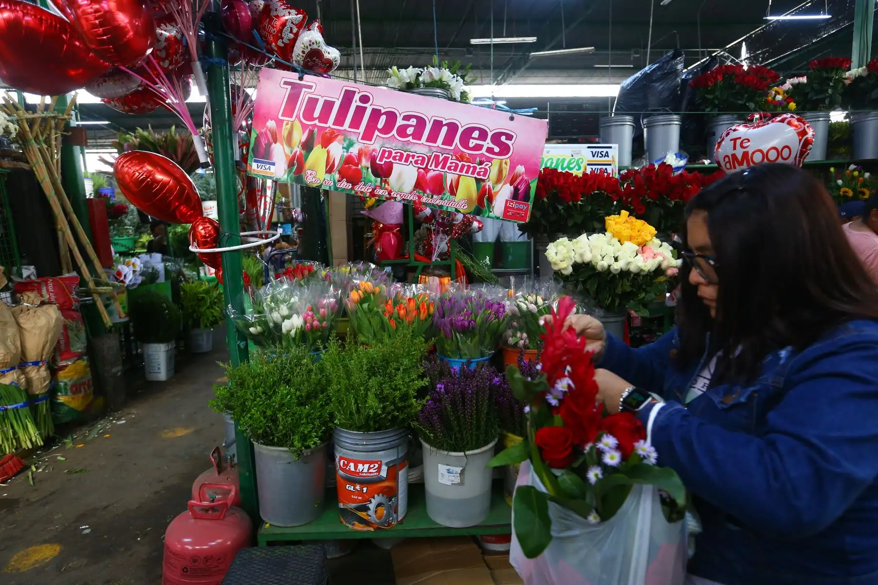 A un día de la celebración por el "Día de la Madre" 
 cientos de limeños  hacen sus compras en el Mercado de Flores del Rímac
Foto: ANDINA/Eddy Ramos