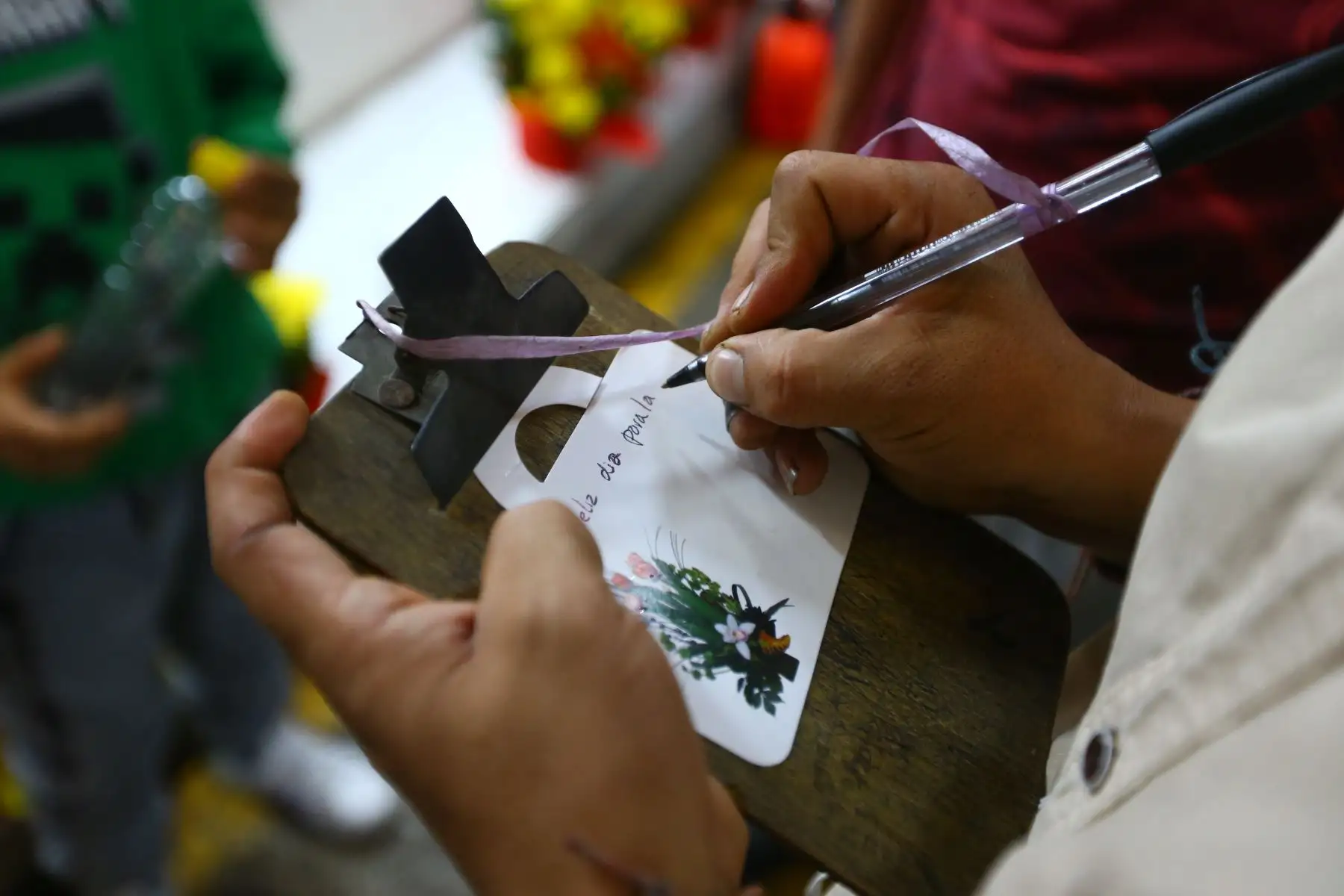 A un día de la celebración por el "Día de la Madre" 
 cientos de limeños  hacen sus compras en el Mercado de Flores del Rímac
Foto: ANDINA/Eddy Ramos