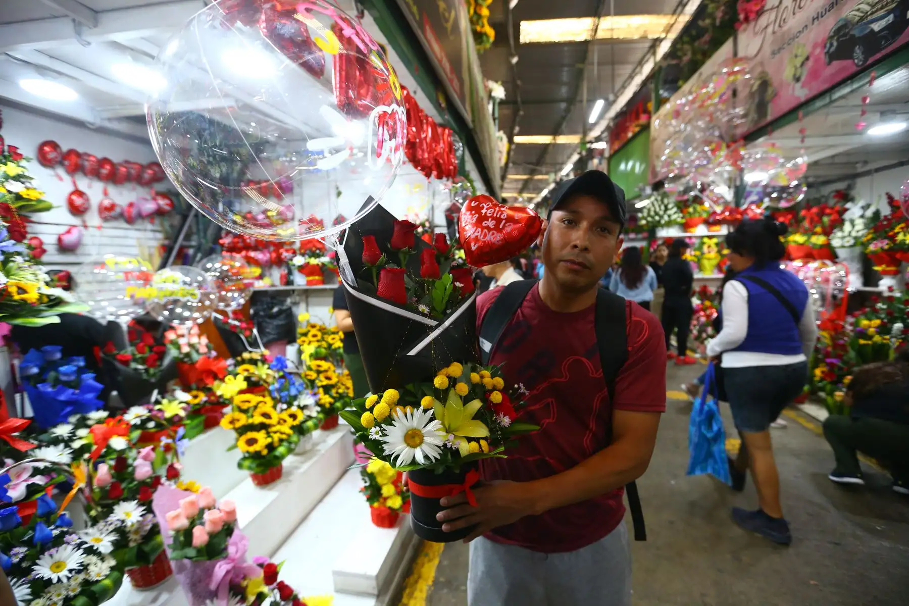 A un día de la celebración por el "Día de la Madre" 
 cientos de limeños  hacen sus compras en el Mercado de Flores del Rímac
Foto: ANDINA/Eddy Ramos