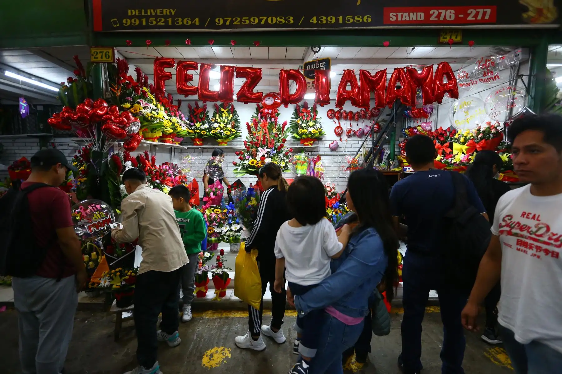 A un día de la celebración por el "Día de la Madre" 
 cientos de limeños  hacen sus compras en el Mercado de Flores del Rímac
Foto: ANDINA/Eddy Ramos