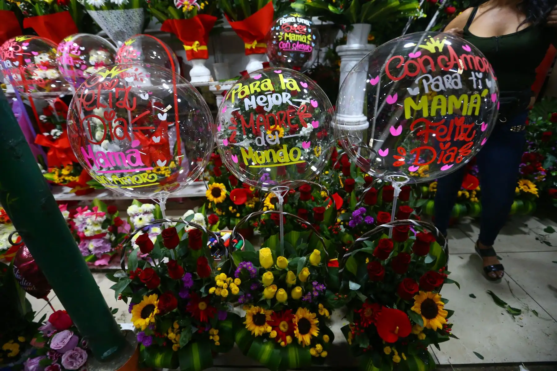 A un día de la celebración por el "Día de la Madre" 
 cientos de limeños  hacen sus compras en el Mercado de Flores del Rímac
Foto: ANDINA/Eddy Ramos