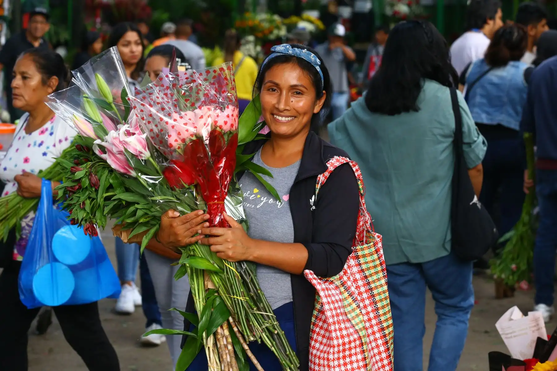 A un día de la celebración por el "Día de la Madre" 
 cientos de limeños  hacen sus compras en el Mercado de Flores del Rímac
Foto: ANDINA/Eddy Ramos