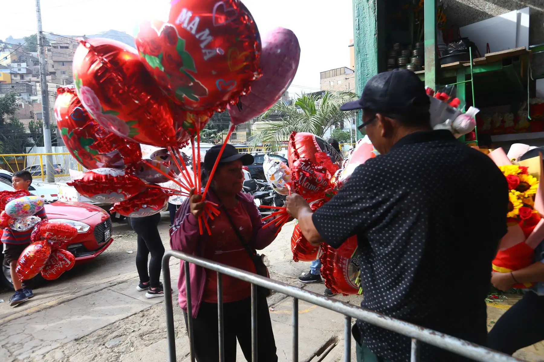 A un día de la celebración por el "Día de la Madre" 
 cientos de limeños  hacen sus compras en el Mercado de Flores del Rímac
Foto: ANDINA/Eddy Ramos
