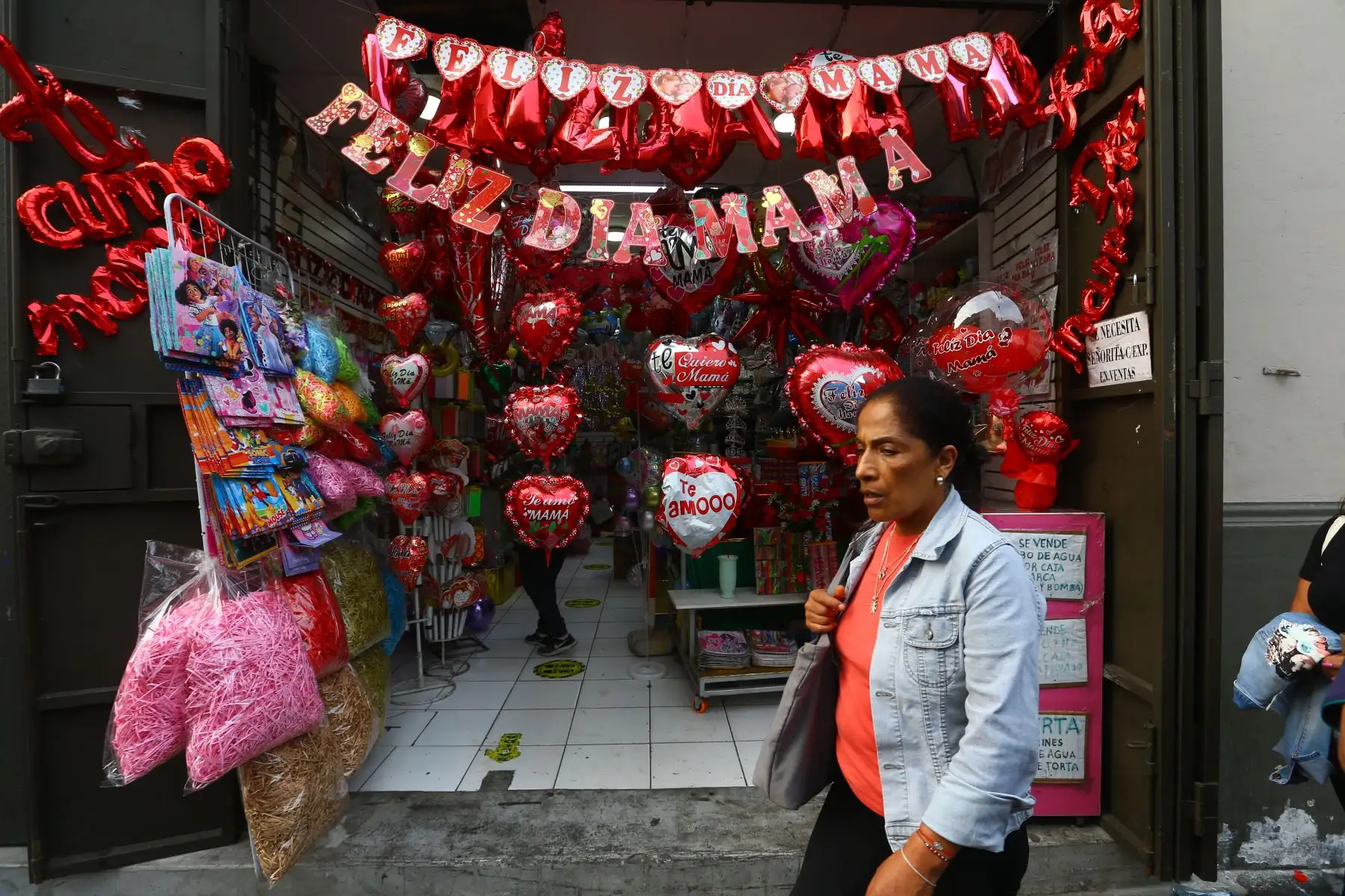 Previo al Día de la Madre, cientos de limeños hacen compras en el Mercado Central de Lima

Foto: ANDINA/Eddy Ramos