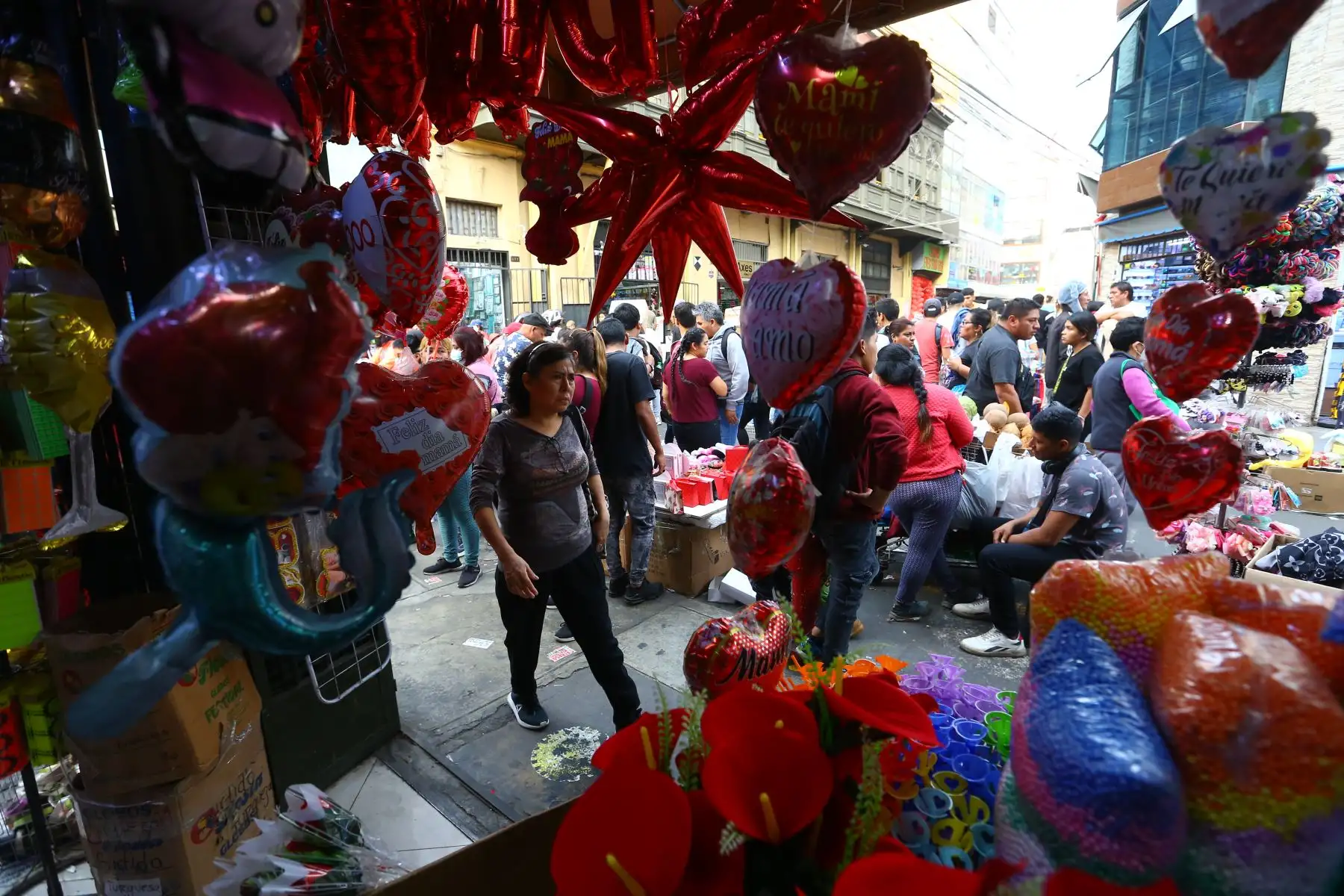 Previo al Día de la Madre, cientos de limeños hacen compras en el Mercado Central de Lima

Foto: ANDINA/Eddy Ramos