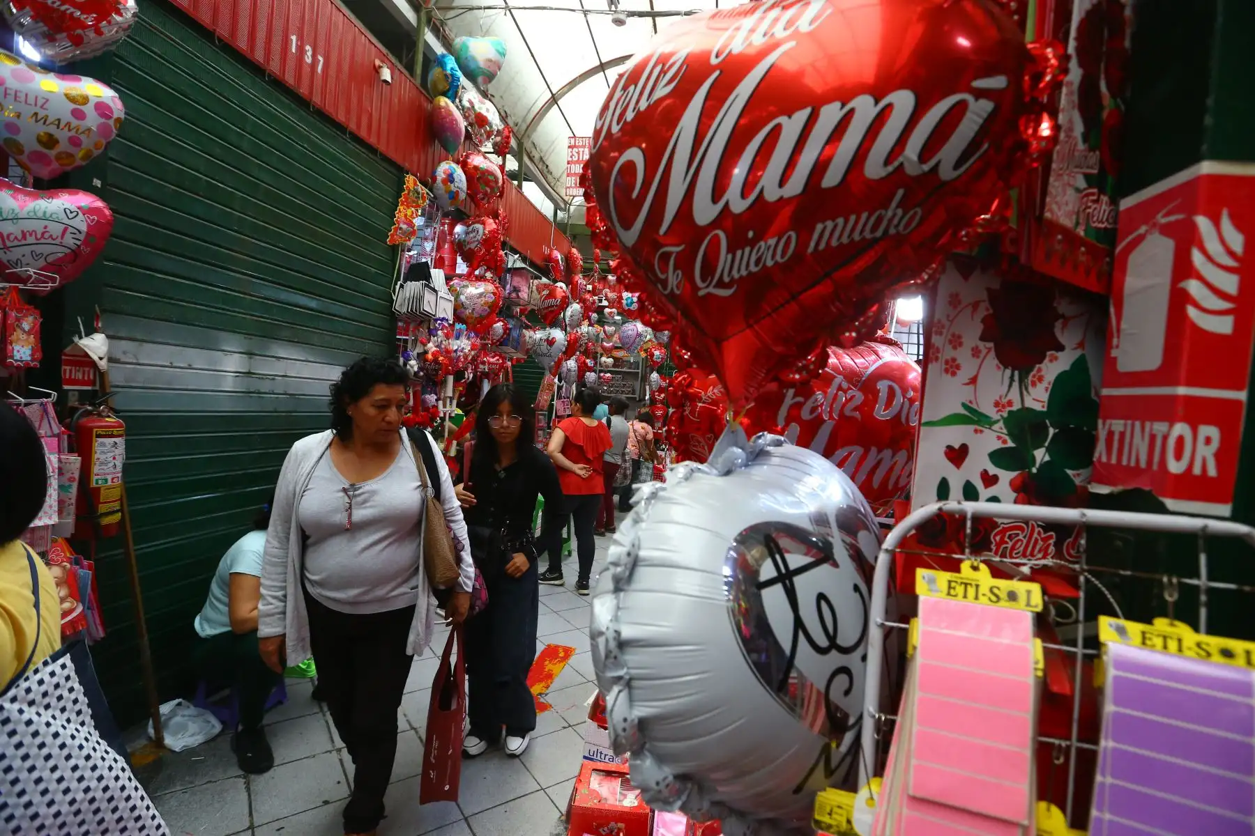 Previo al Día de la Madre, cientos de limeños hacen compras en el Mercado Central de Lima

Foto: ANDINA/Eddy Ramos