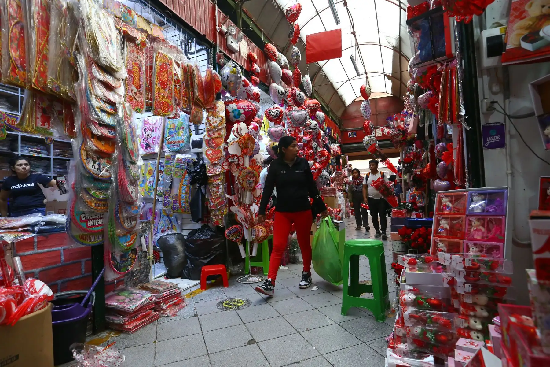 Previo al Día de la Madre, cientos de limeños hacen compras en el Mercado Central de Lima

Foto: ANDINA/Eddy Ramos