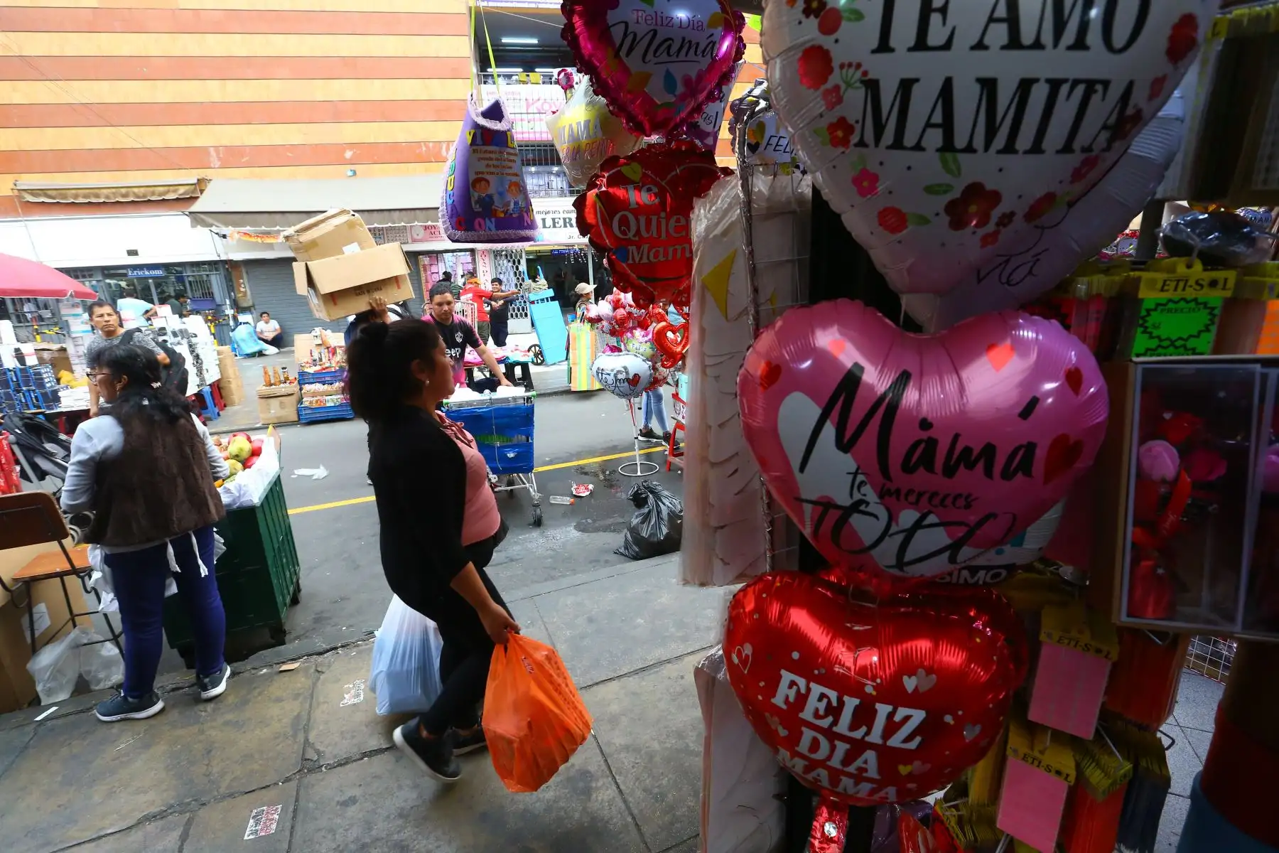 Previo al Día de la Madre, cientos de limeños hacen compras en el Mercado Central de Lima

Foto: ANDINA/Eddy Ramos