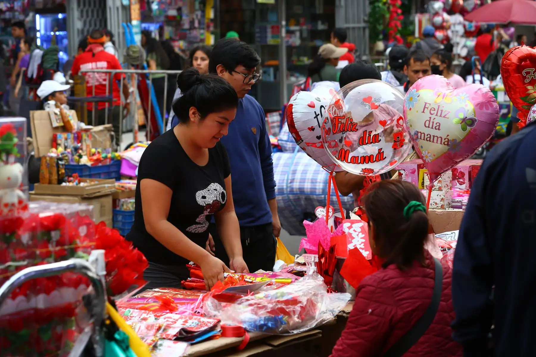 Previo al Día de la Madre, cientos de limeños hacen compras en el Mercado Central de Lima

Foto: ANDINA/Eddy Ramos