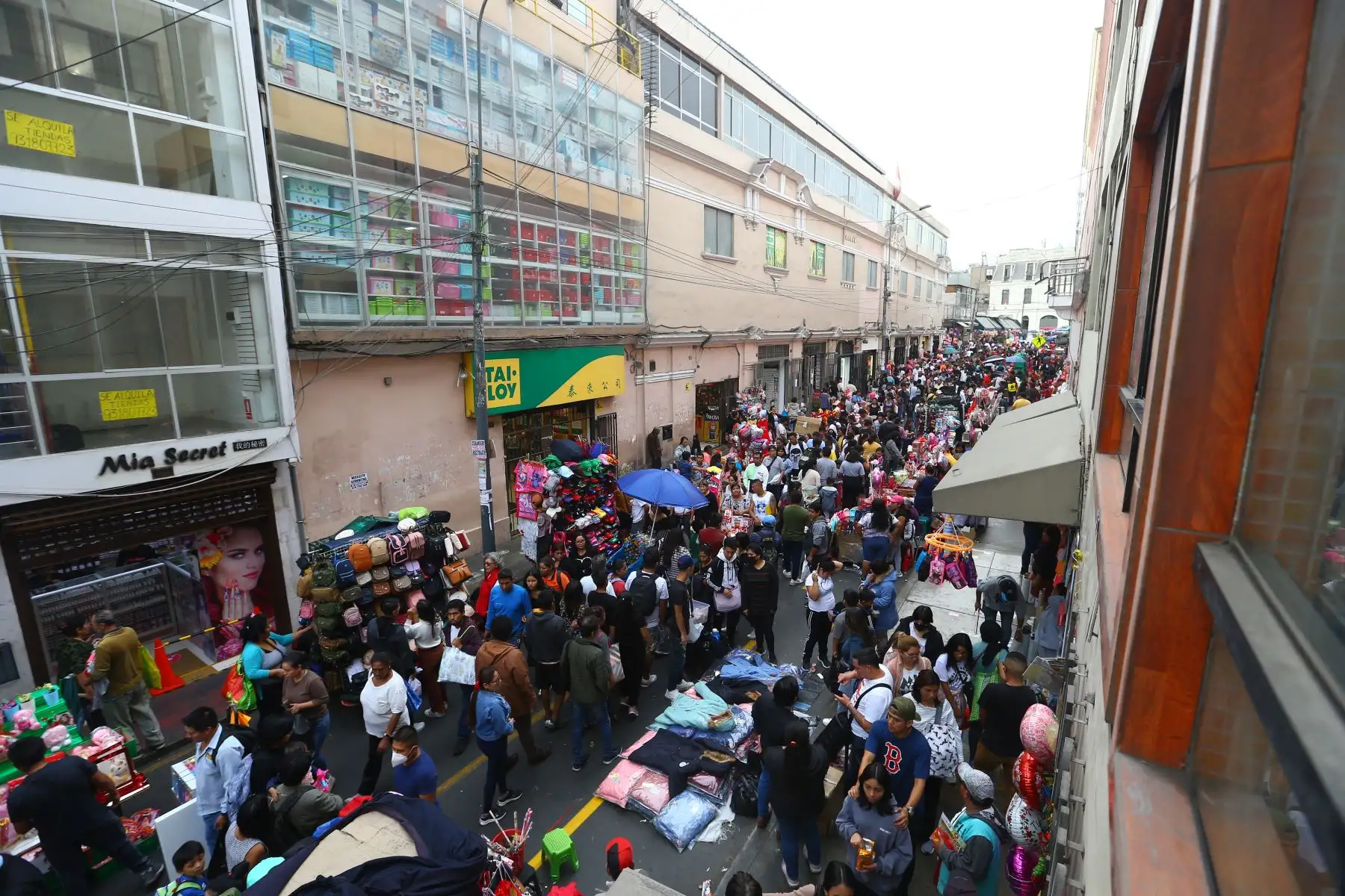 Previo al Día de la Madre, cientos de limeños hacen compras en el Mercado Central de Lima.

Foto: ANDINA/Eddy Ramos