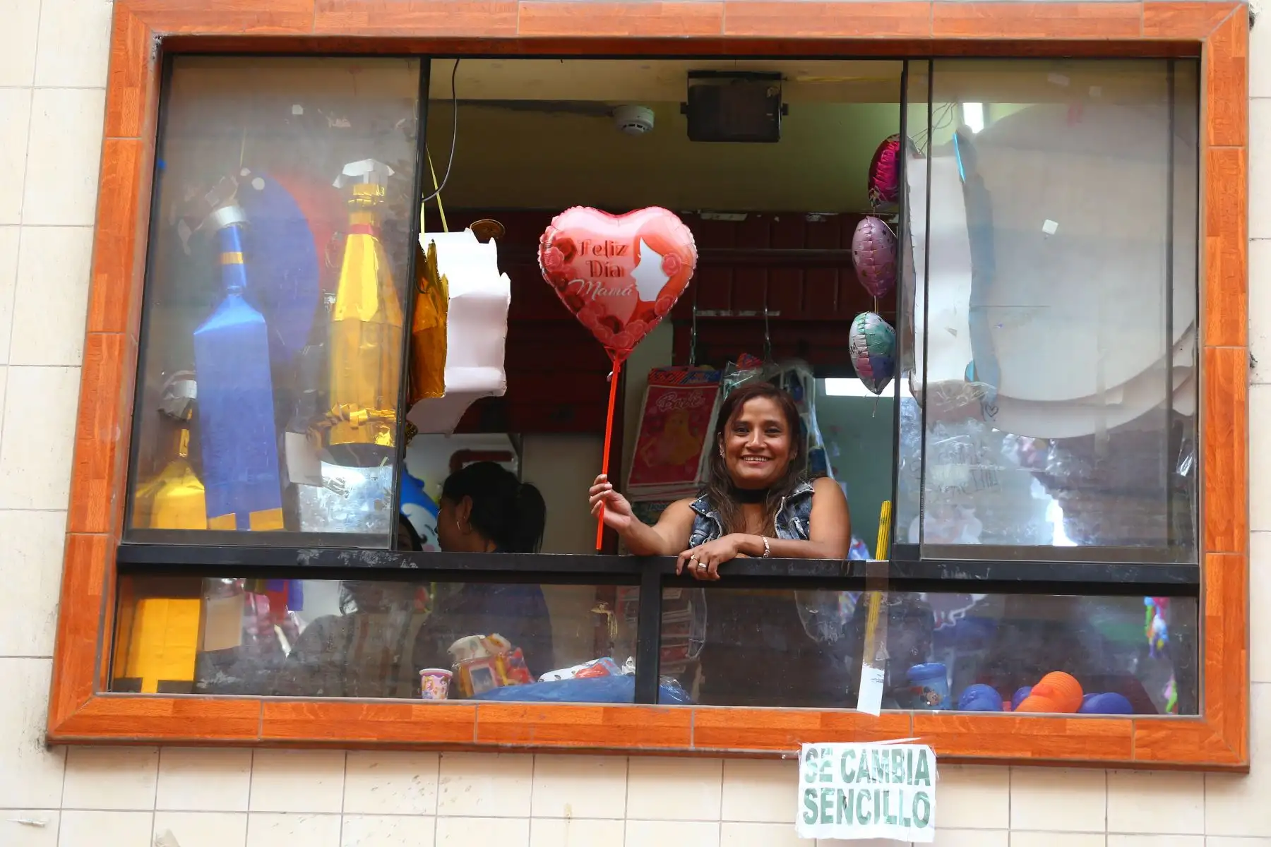 Previo al Día de la Madre, cientos de limeños hacen compras en el Mercado Central de Lima.

Foto: ANDINA/Eddy Ramos