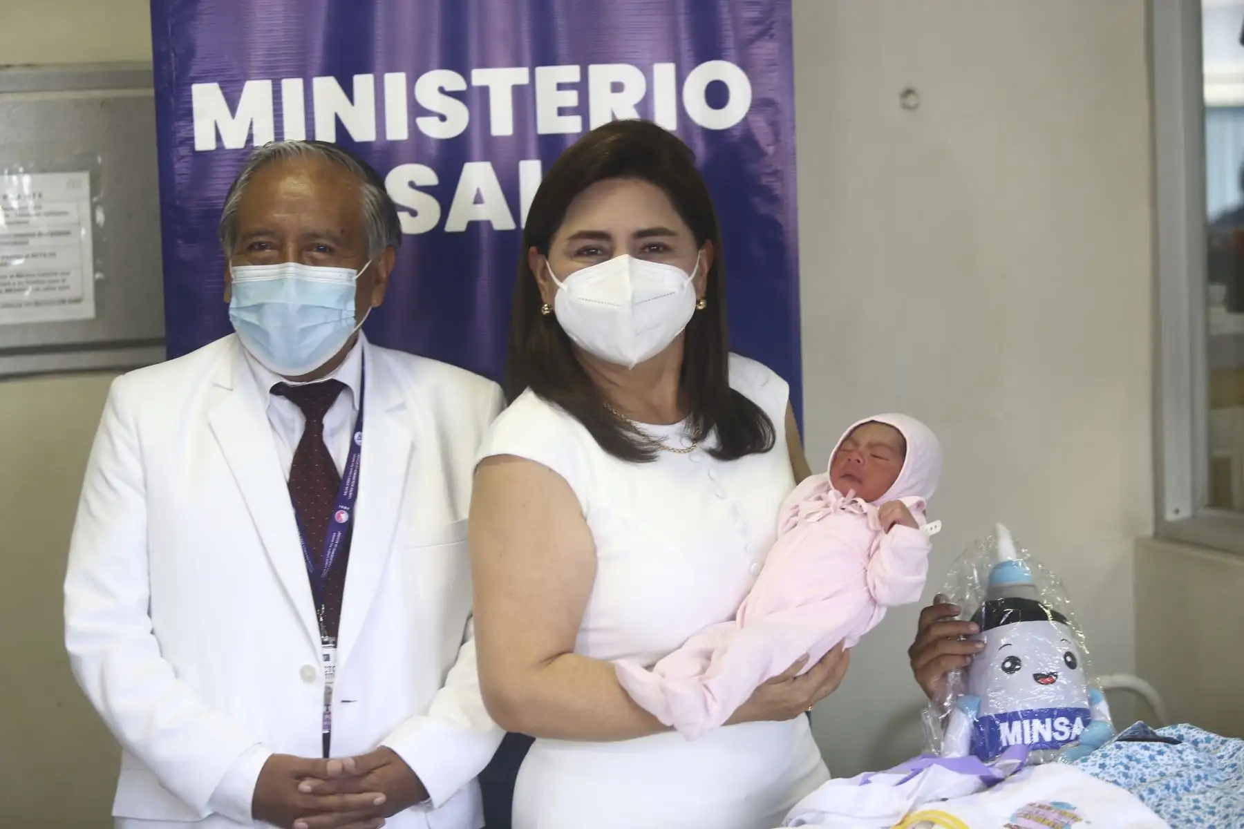 Ministra de Salud, Rosa Gutiérrez, visita a recién nacidos en el Día de la Madre en el instituto Nacional Materno Perinatal celebra la llegada de los bebés nacidos a partir de la 00:00 horas del día de la madre, haciendo presentes a las tres primeras mamitas que alumbraron en esta fecha tan tradicional. Foto:ANDINA/Ricardo Cuba