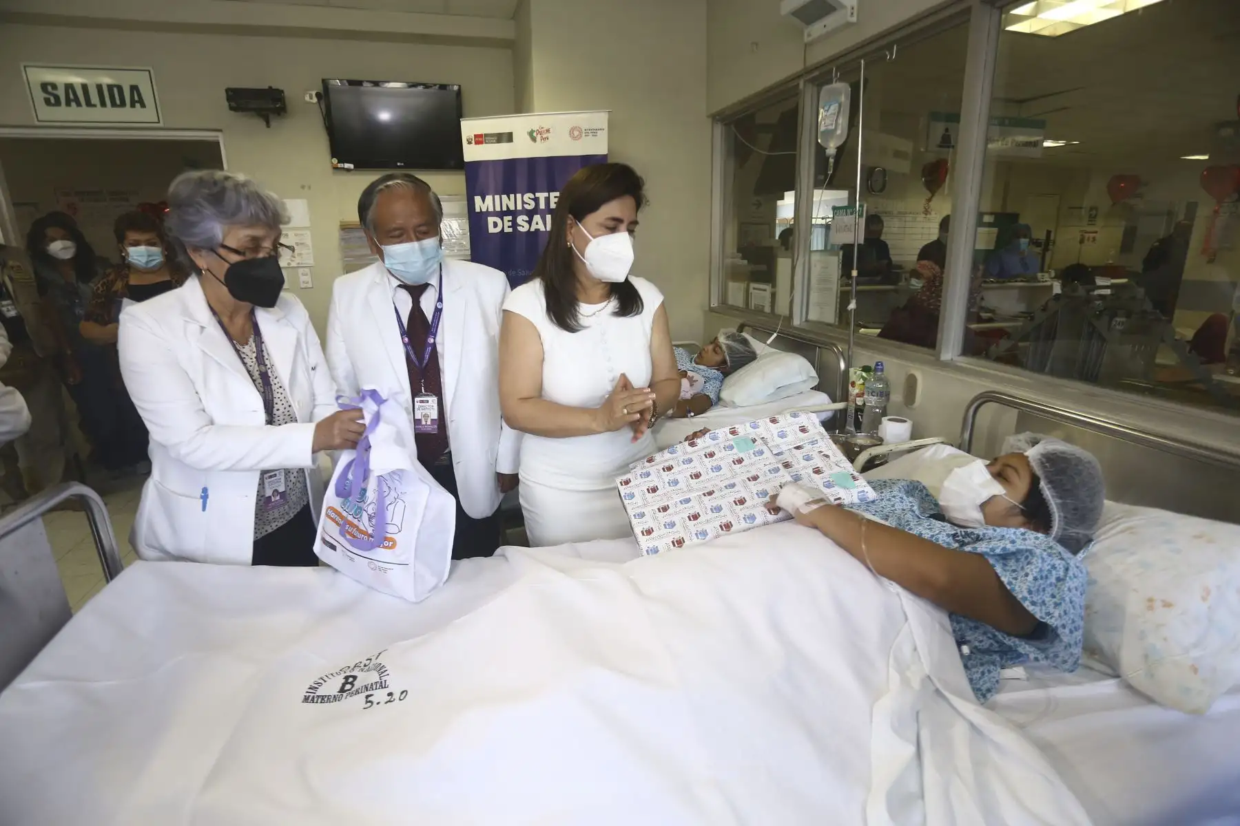Ministra de Salud, Rosa Gutiérrez, visita a recién nacidos en el Día de la Madre en el instituto Nacional Materno Perinatal celebra la llegada de los bebés nacidos a partir de la 00:00 horas del día de la madre, haciendo presentes a las tres primeras mamitas que alumbraron en esta fecha tan tradicional. Foto:ANDINA/Ricardo Cuba
