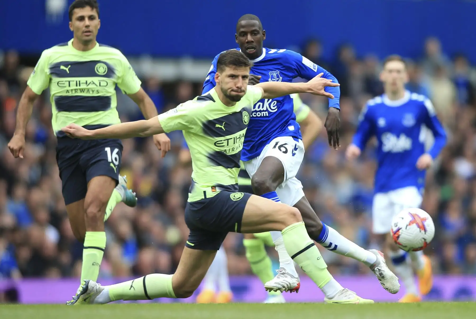 El defensor portugués del Manchester City, Ruben Dias, lucha por el balón con el mediocampista francés del Everton, Abdoulaye Doucoure, durante el partido de fútbol de la Premier League inglesa entre el Everton y el Manchester City. Foto:ANDINA/AFP