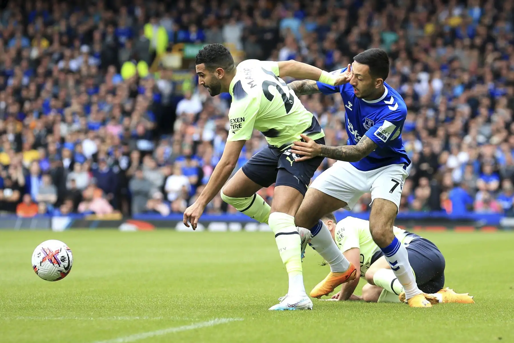 El mediocampista argelino del Manchester City, Riyad Mahrez, lucha por el balón con el mediocampista inglés del Everton, Dwight McNeil, durante el partido de fútbol de la Premier League inglesa entre el Everton y el Manchester City. Foto: ANDINA/AFP